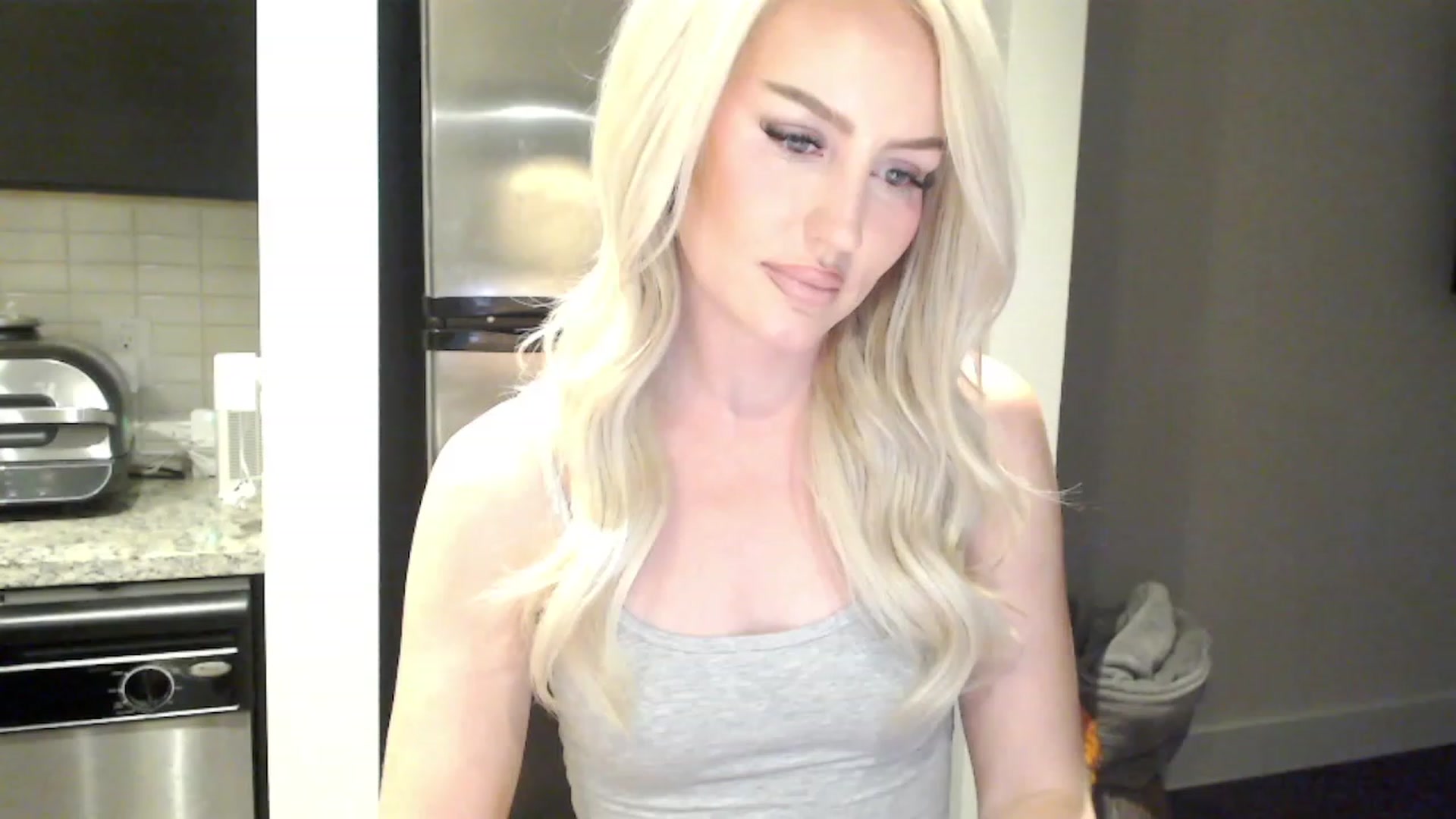 Gallery image thumbnail from Officialelsa's myfreecams stream on, 03/23/2023, 24:37 image 16 of 20