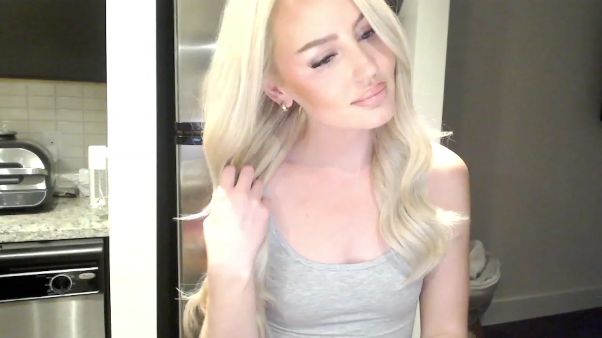 Gallery image thumbnail from Officialelsa's myfreecams stream on, 03/23/2023, 24:37 image 7 of 20