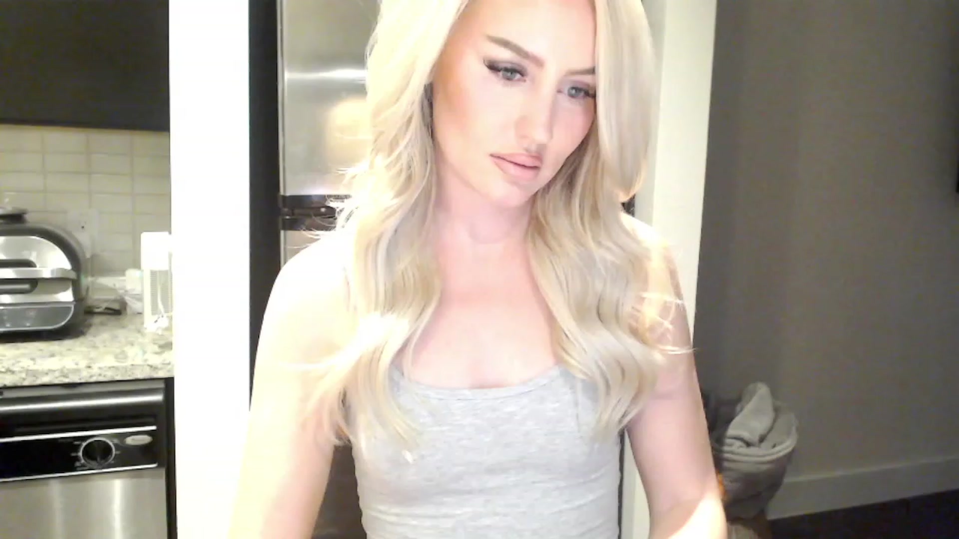 Gallery image thumbnail from Officialelsa's myfreecams stream on, 03/23/2023, 24:37 image 9 of 20