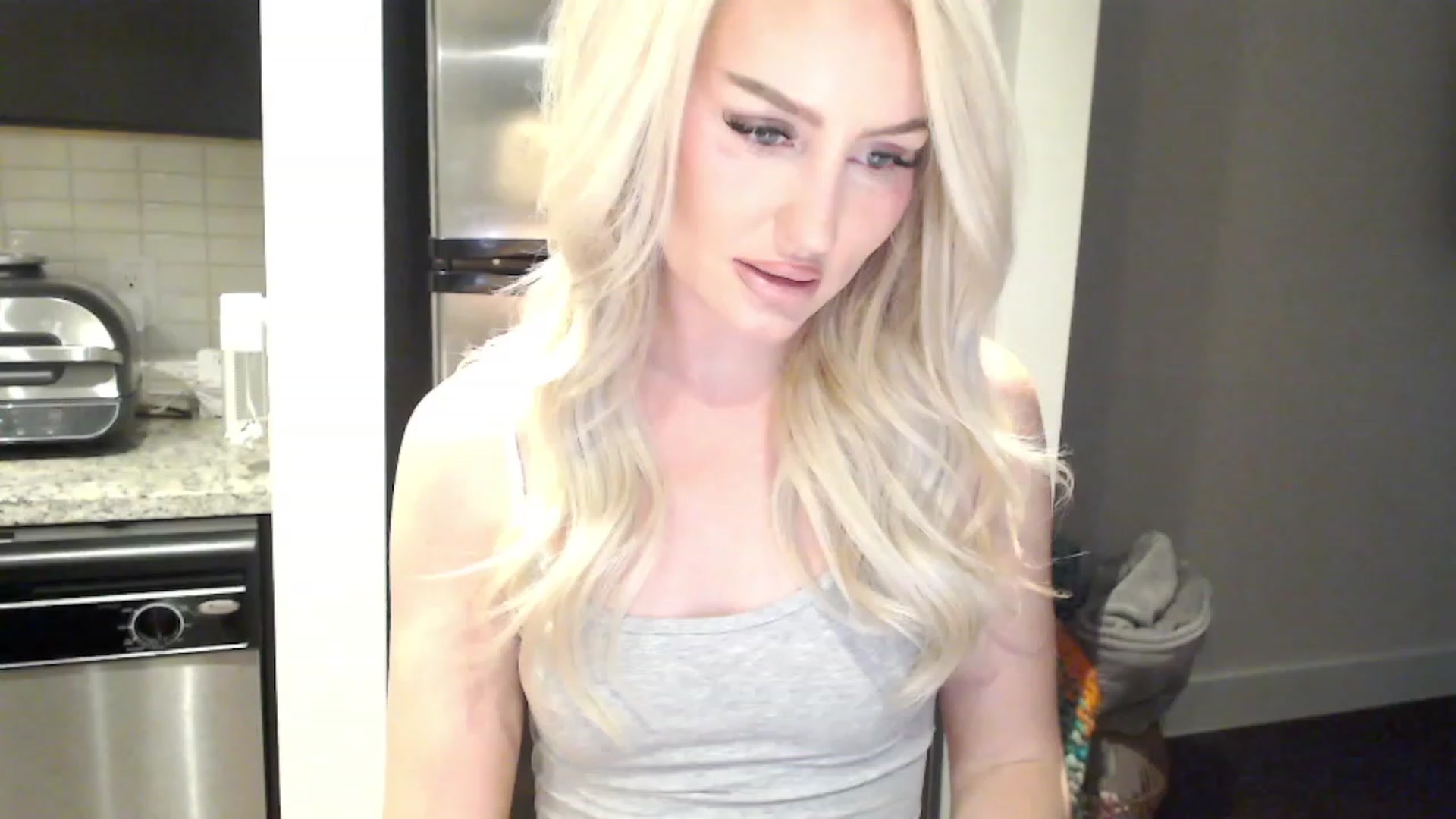 Gallery image thumbnail from Officialelsa's myfreecams stream on, 03/23/2023, 24:37 image 4 of 20