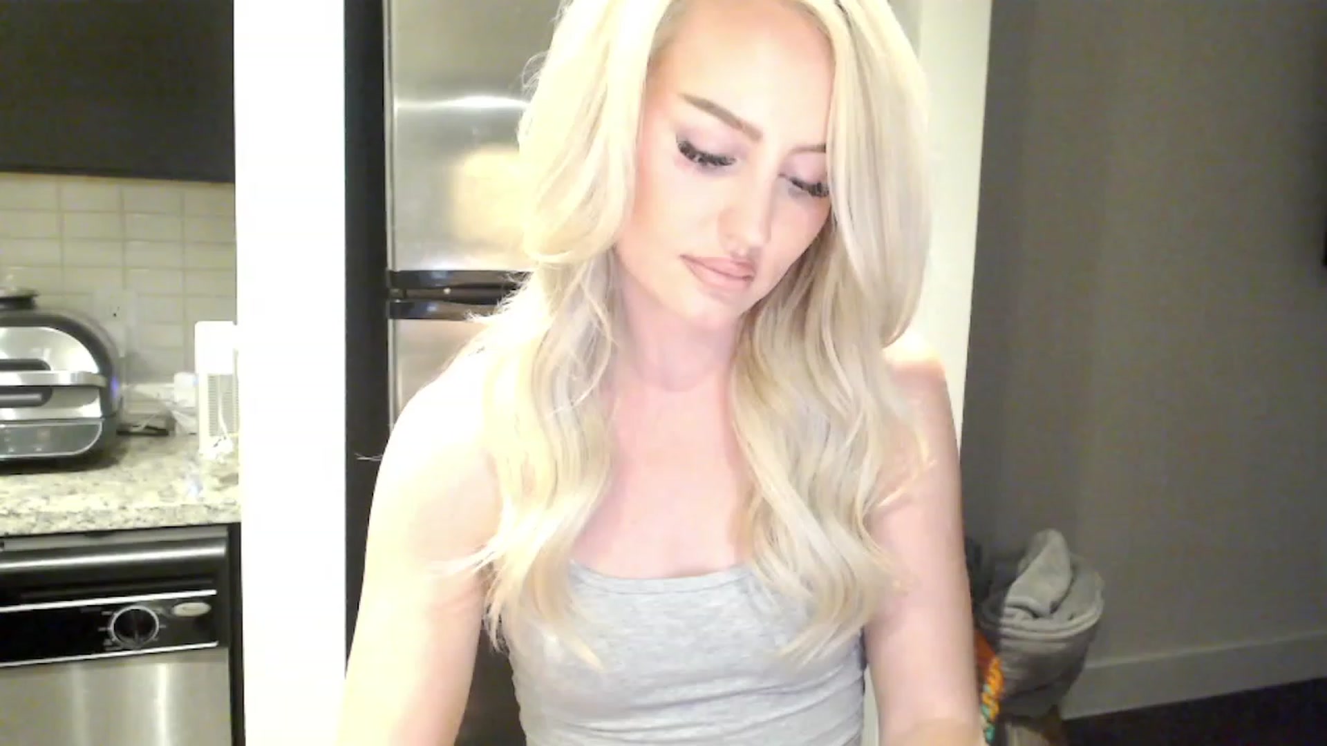 Gallery image thumbnail from Officialelsa's myfreecams stream on, 03/23/2023, 24:37 image 12 of 20