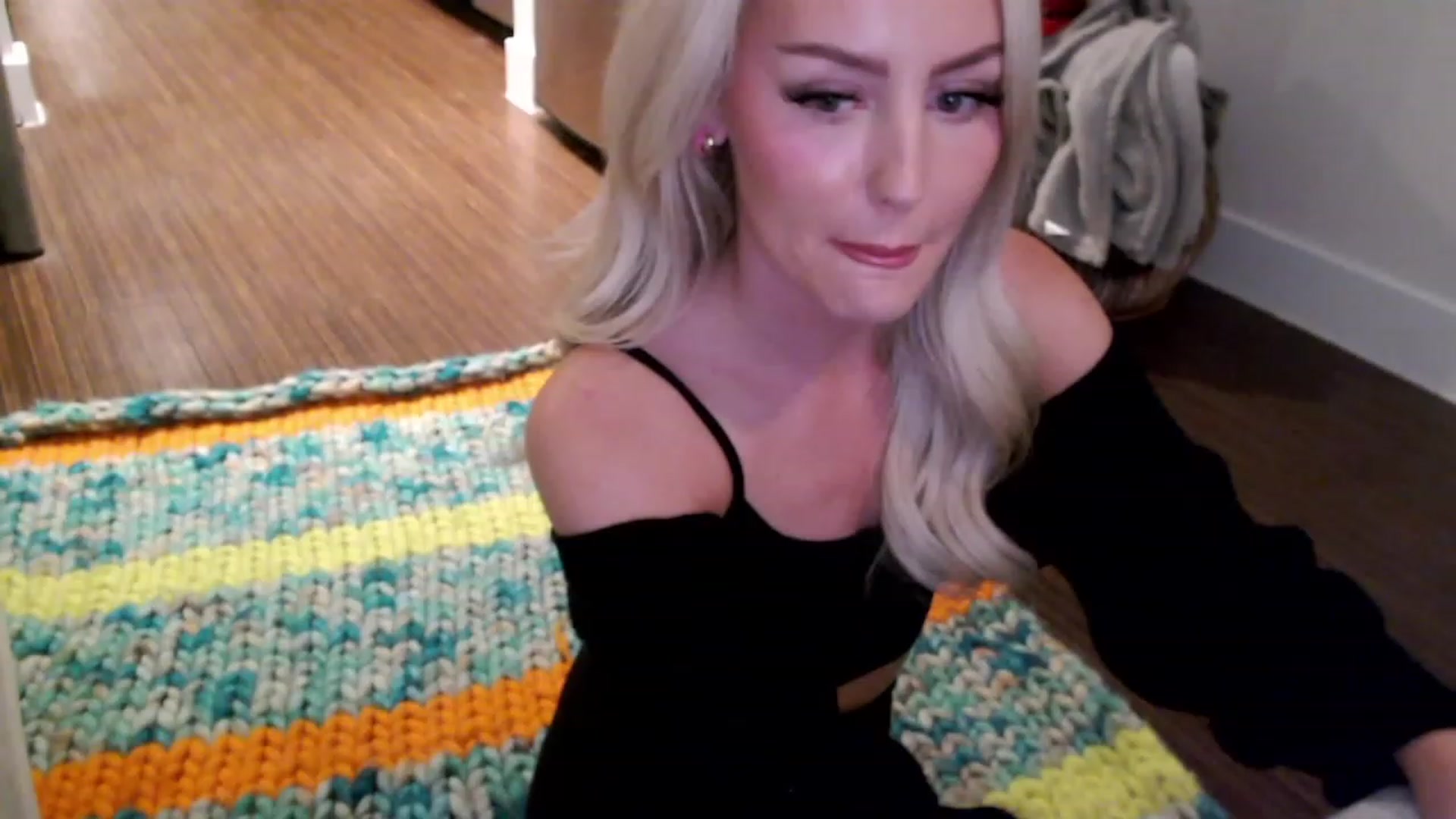 Gallery image thumbnail from Officialelsa's myfreecams stream on, 03/31/2023, 03:54 image 6 of 20