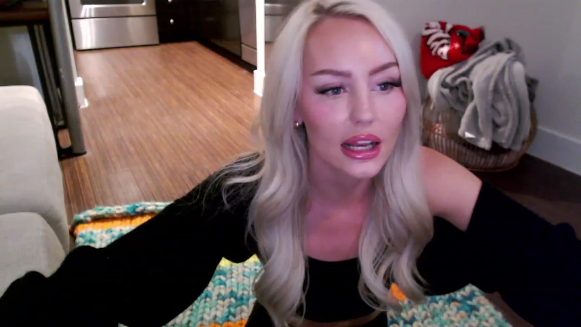 Gallery image thumbnail from Officialelsa's myfreecams stream on, 03/31/2023, 03:54 image 1 of 20