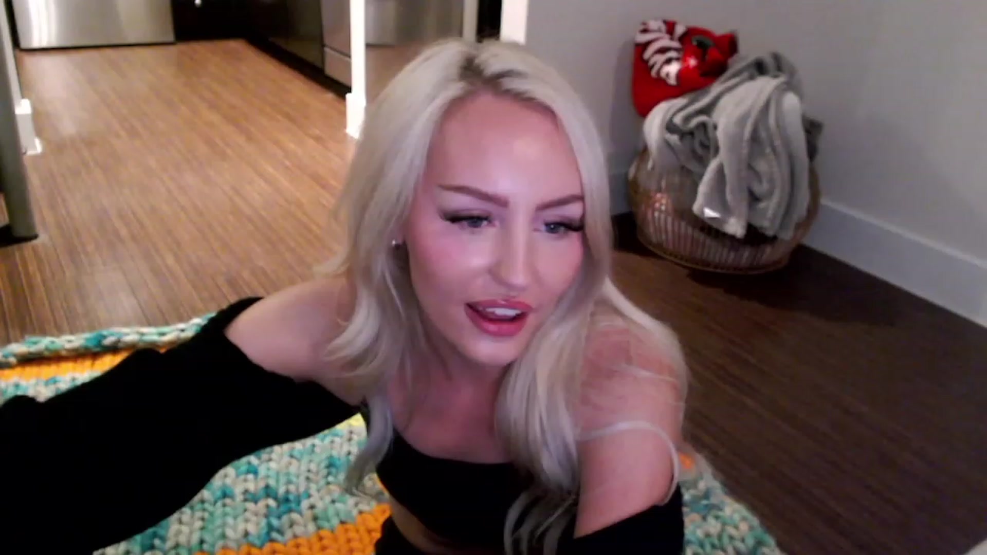 Gallery image thumbnail from Officialelsa's myfreecams stream on, 03/31/2023, 03:54 image 14 of 20