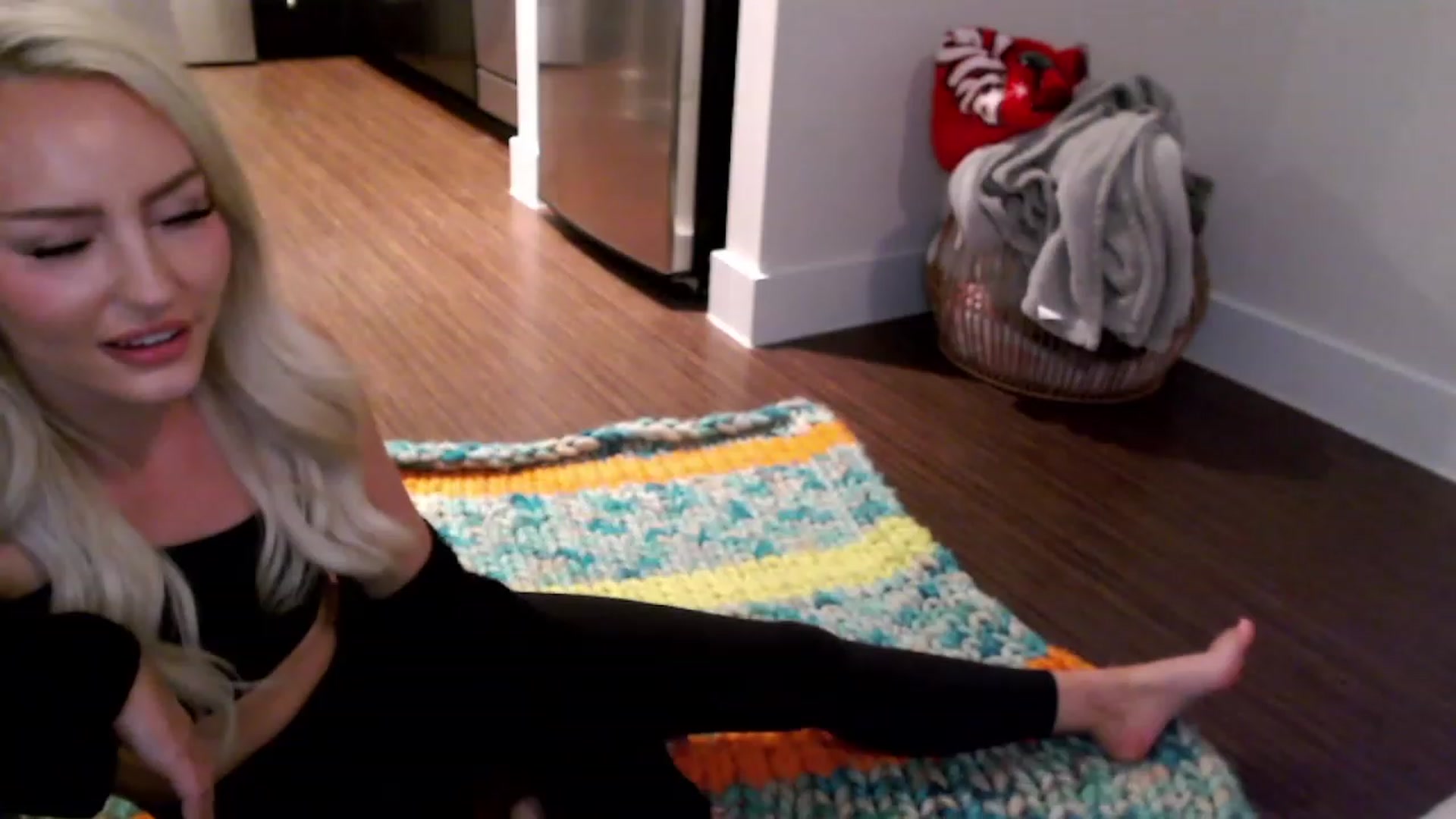 Gallery image thumbnail from Officialelsa's myfreecams stream on, 03/31/2023, 03:54 image 19 of 20