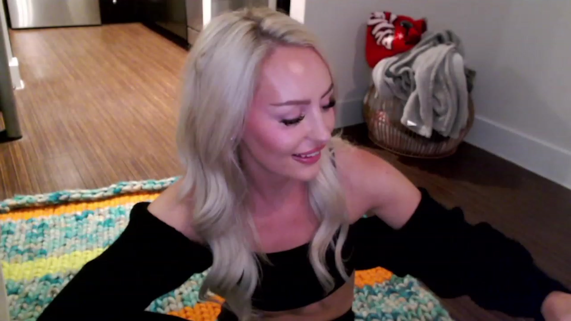 Gallery image thumbnail from Officialelsa's myfreecams stream on, 03/31/2023, 03:54 image 15 of 20