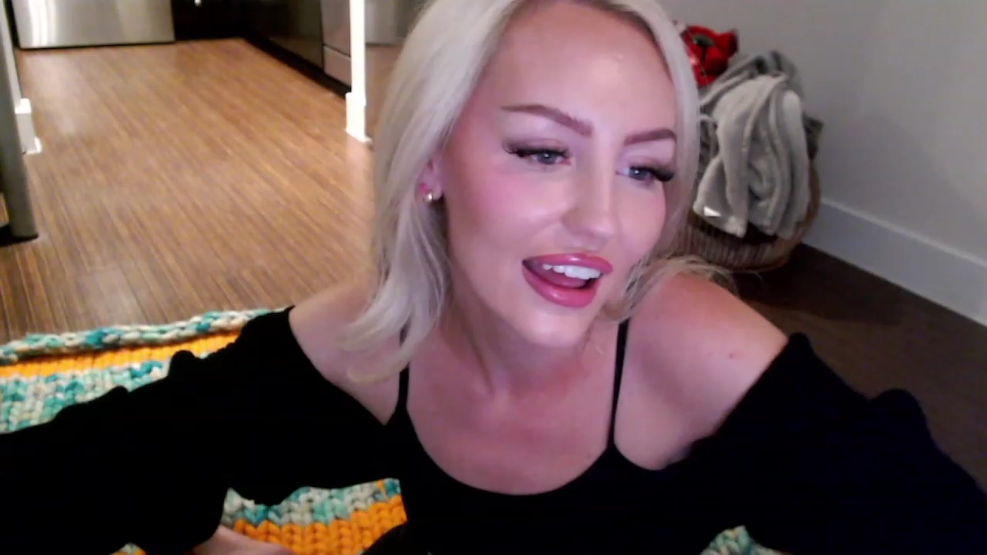 Gallery image thumbnail from Officialelsa's myfreecams stream on, 03/31/2023, 03:54 image 17 of 20