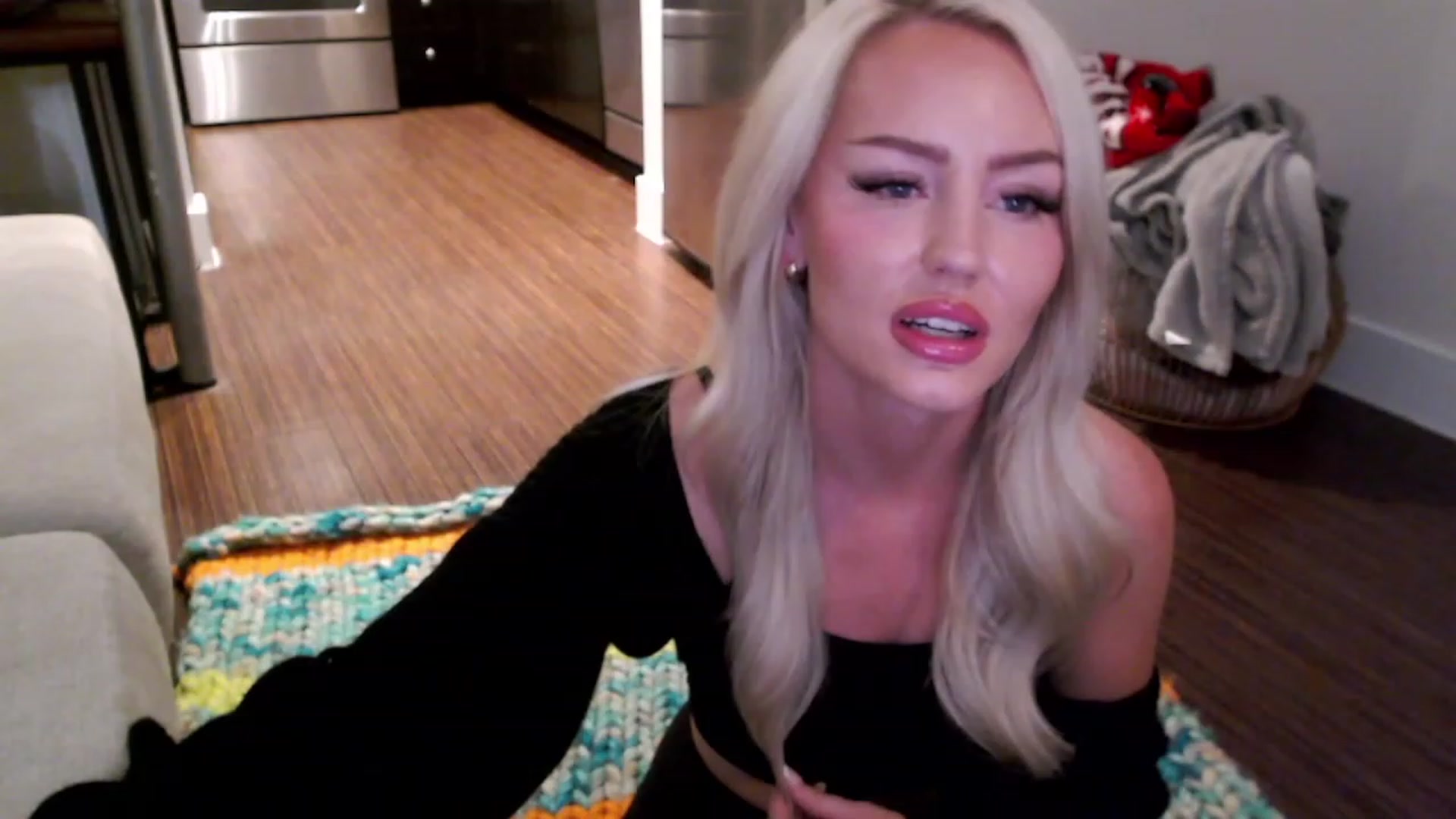 Gallery image thumbnail from Officialelsa's myfreecams stream on, 03/31/2023, 03:54 image 3 of 20