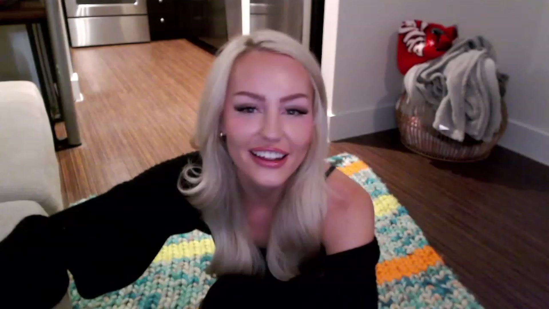 Gallery image thumbnail from Officialelsa's myfreecams stream on, 03/31/2023, 03:54 image 4 of 20