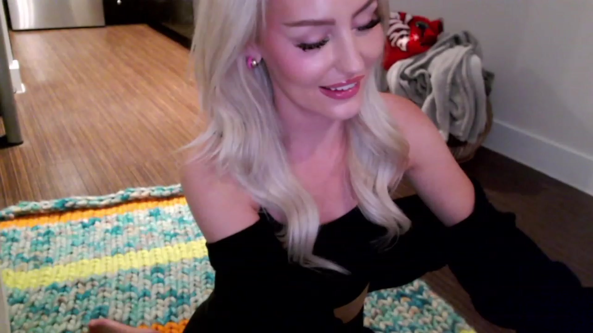 Gallery image thumbnail from Officialelsa's myfreecams stream on, 03/31/2023, 03:54 image 10 of 20