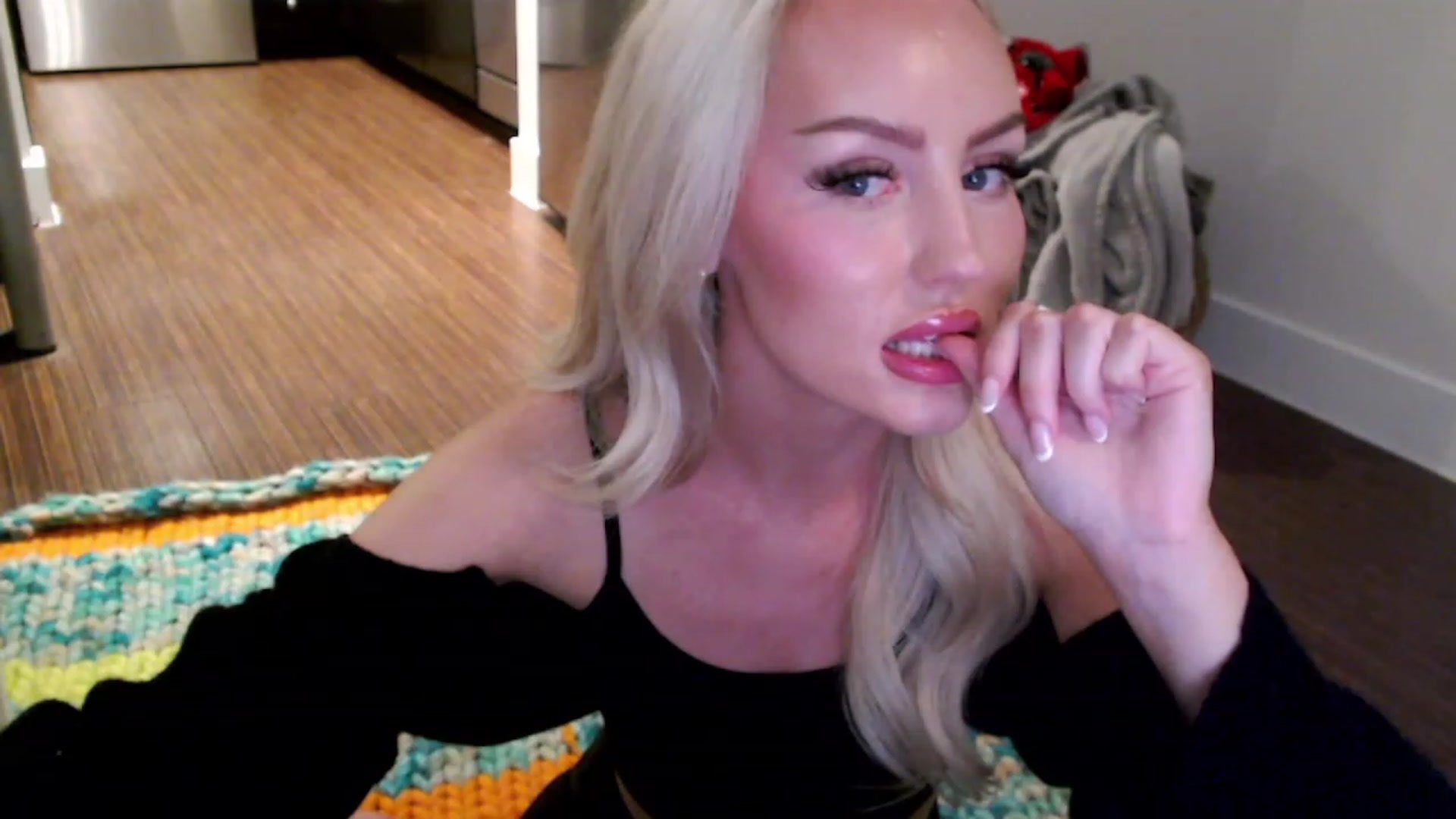 Gallery image thumbnail from Officialelsa's myfreecams stream on, 03/31/2023, 03:54 image 11 of 20