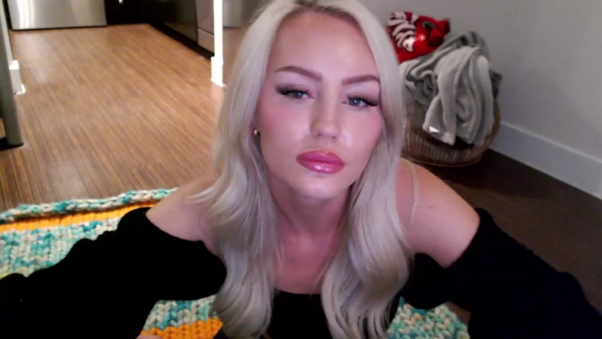 Gallery image thumbnail from Officialelsa's myfreecams stream on, 03/31/2023, 03:54 image 12 of 20