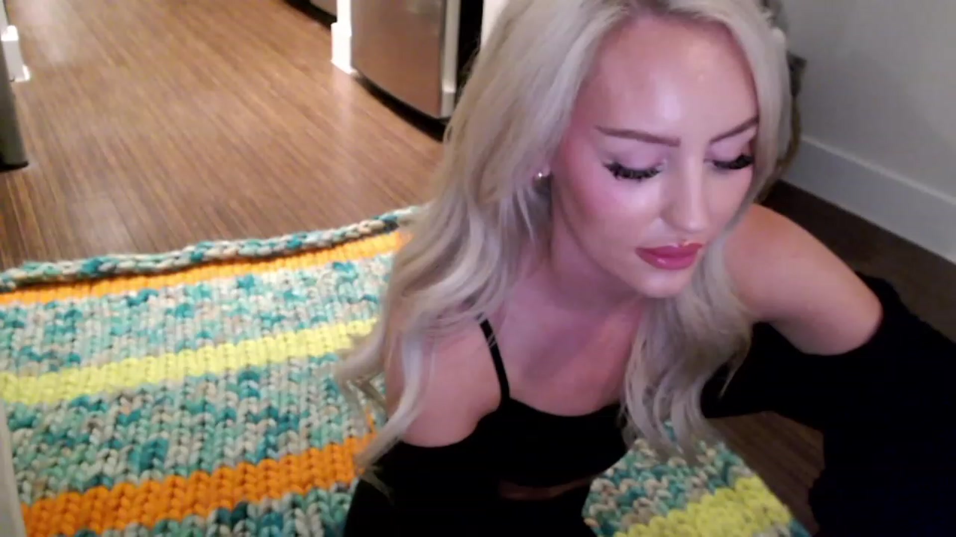 Gallery image thumbnail from Officialelsa's myfreecams stream on, 03/31/2023, 03:54 image 8 of 20