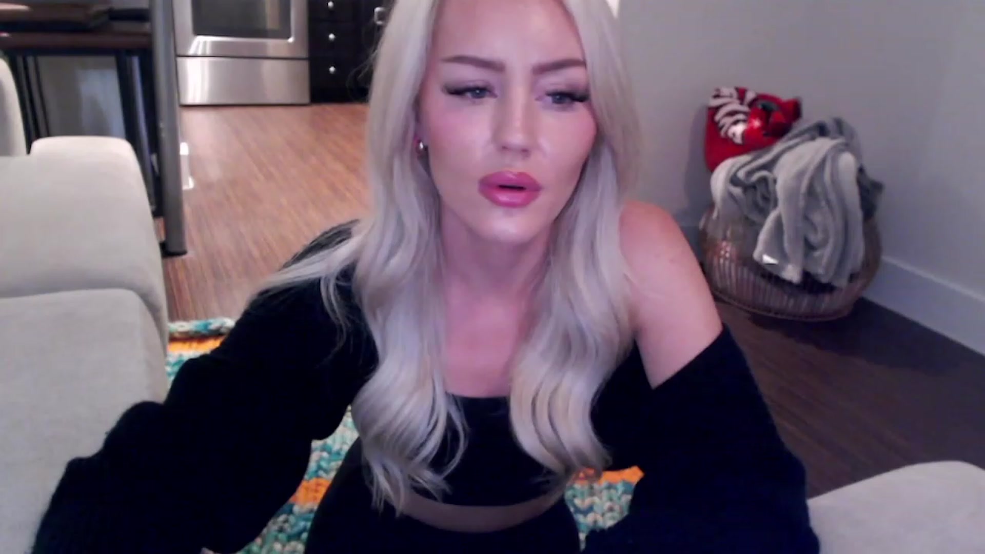 Gallery image thumbnail from Officialelsa's myfreecams stream on, 03/31/2023, 06:15 image 2 of 20
