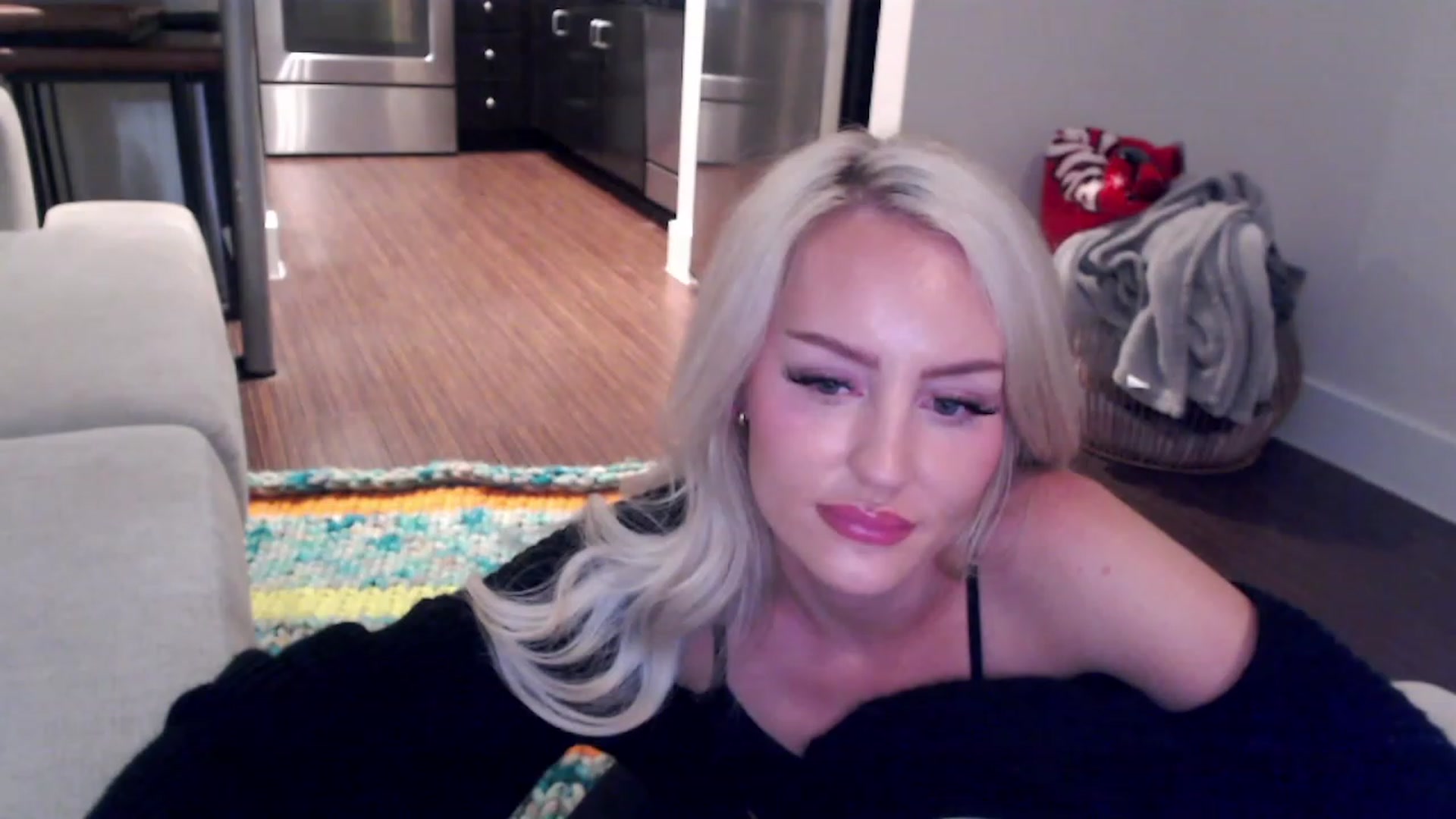 Gallery image thumbnail from Officialelsa's myfreecams stream on, 03/31/2023, 06:15 image 14 of 20