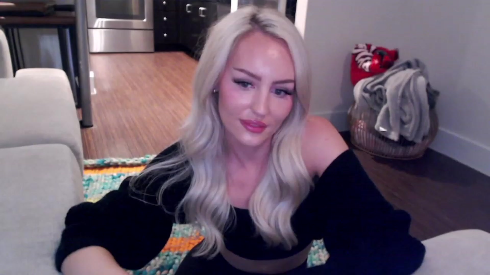 Gallery image thumbnail from Officialelsa's myfreecams stream on, 03/31/2023, 06:15 image 9 of 20