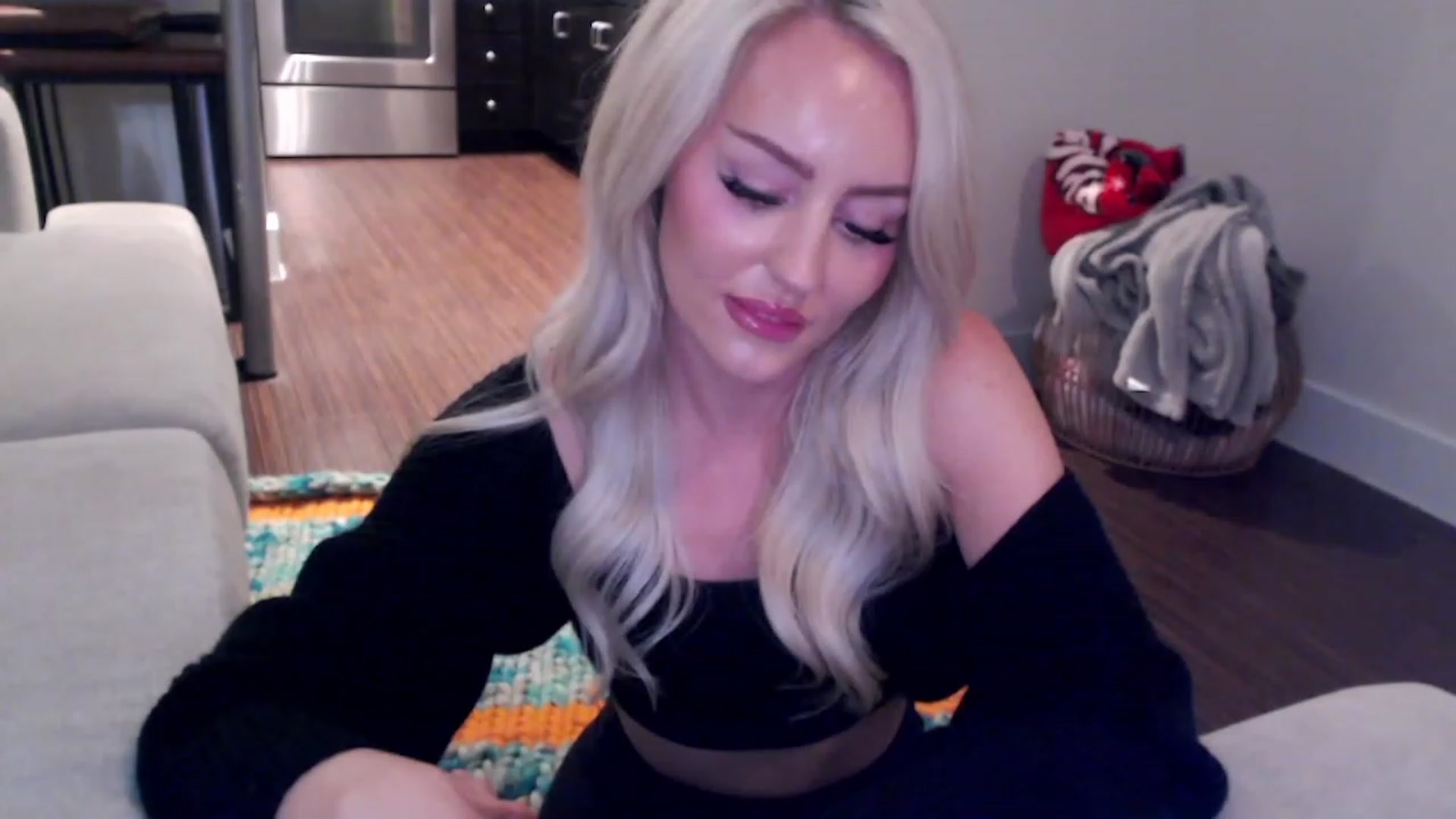 Gallery image thumbnail from Officialelsa's myfreecams stream on, 03/31/2023, 06:15 image 3 of 20
