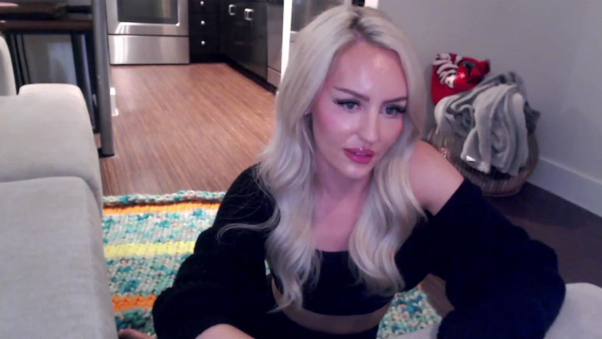 Gallery image thumbnail from Officialelsa's myfreecams stream on, 03/31/2023, 06:15 image 10 of 20