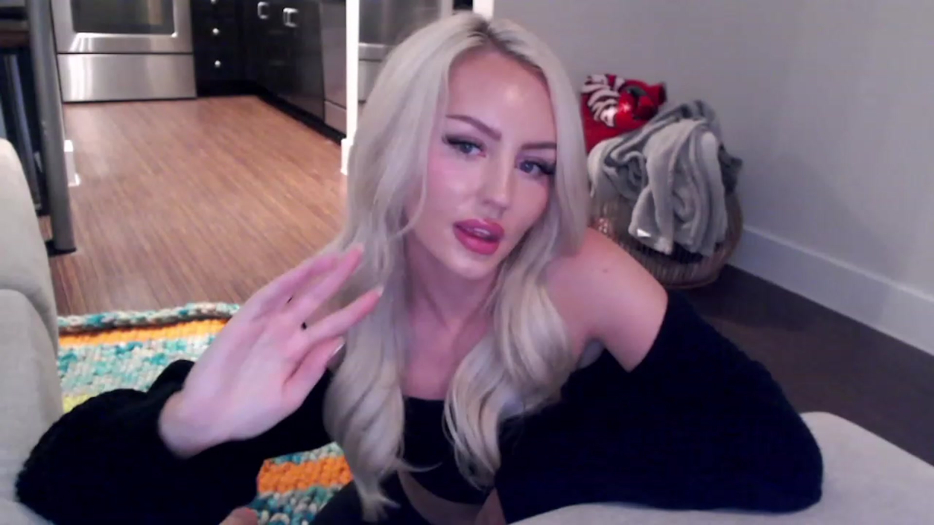 Gallery image thumbnail from Officialelsa's myfreecams stream on, 03/31/2023, 06:15 image 20 of 20