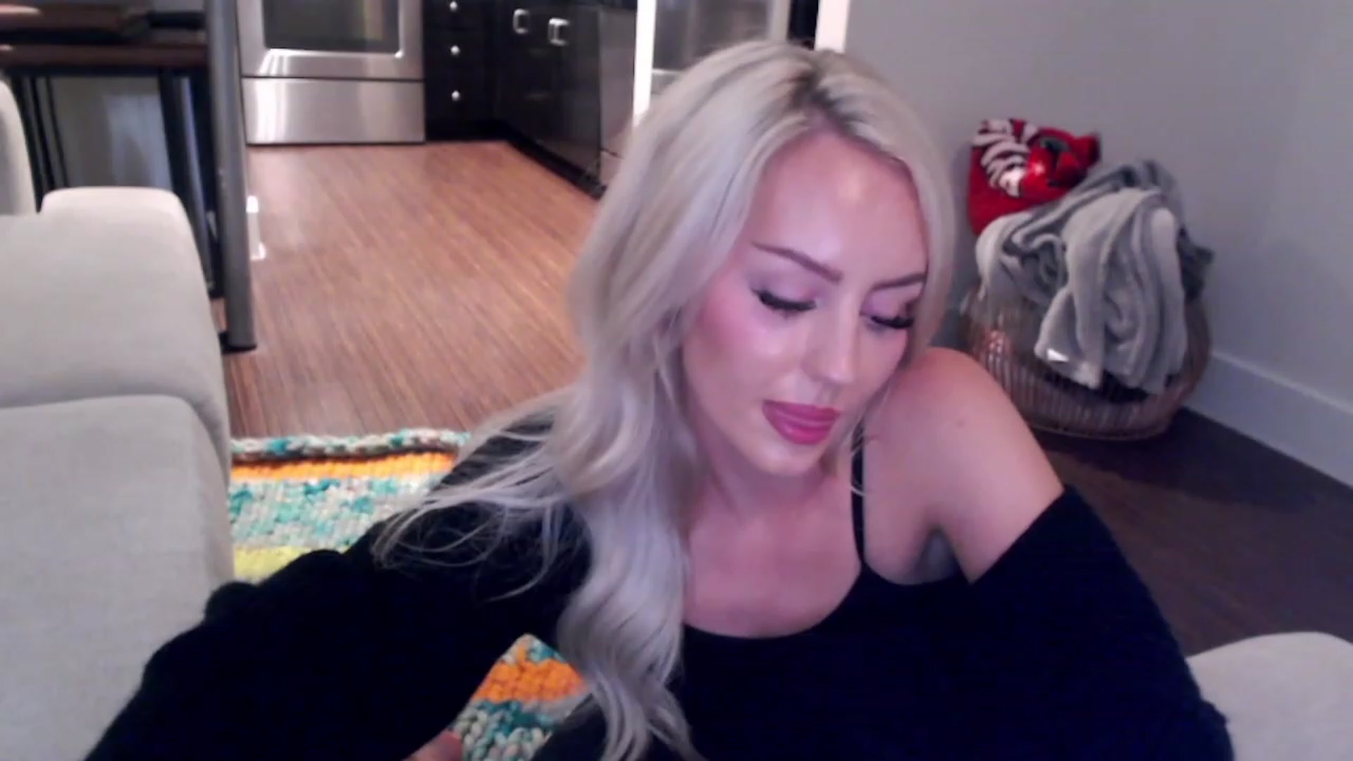 Gallery image thumbnail from Officialelsa's myfreecams stream on, 03/31/2023, 06:15 image 15 of 20