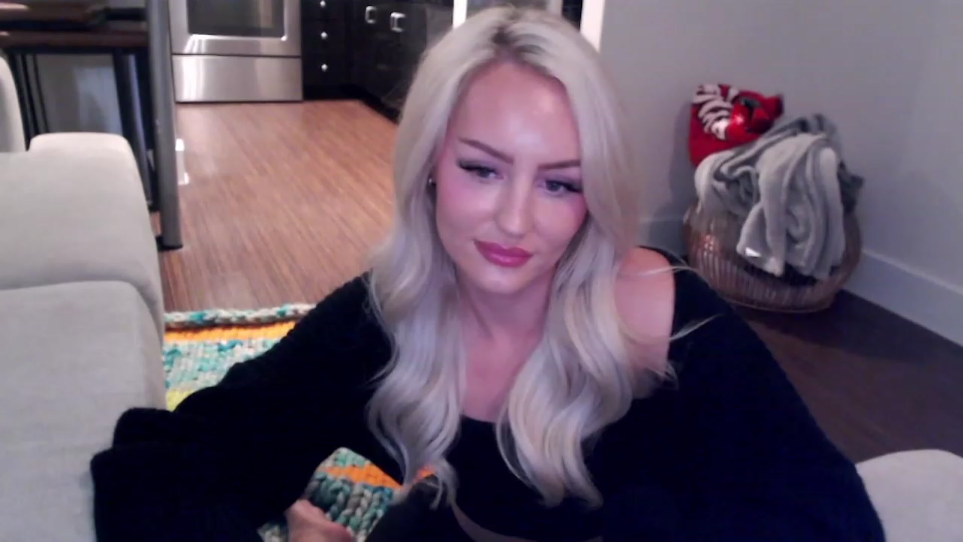 Gallery image thumbnail from Officialelsa's myfreecams stream on, 03/31/2023, 06:15 image 11 of 20