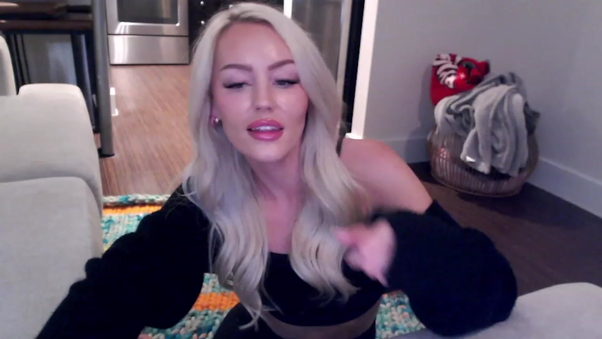 Gallery image thumbnail from Officialelsa's myfreecams stream on, 03/31/2023, 06:15 image 5 of 20