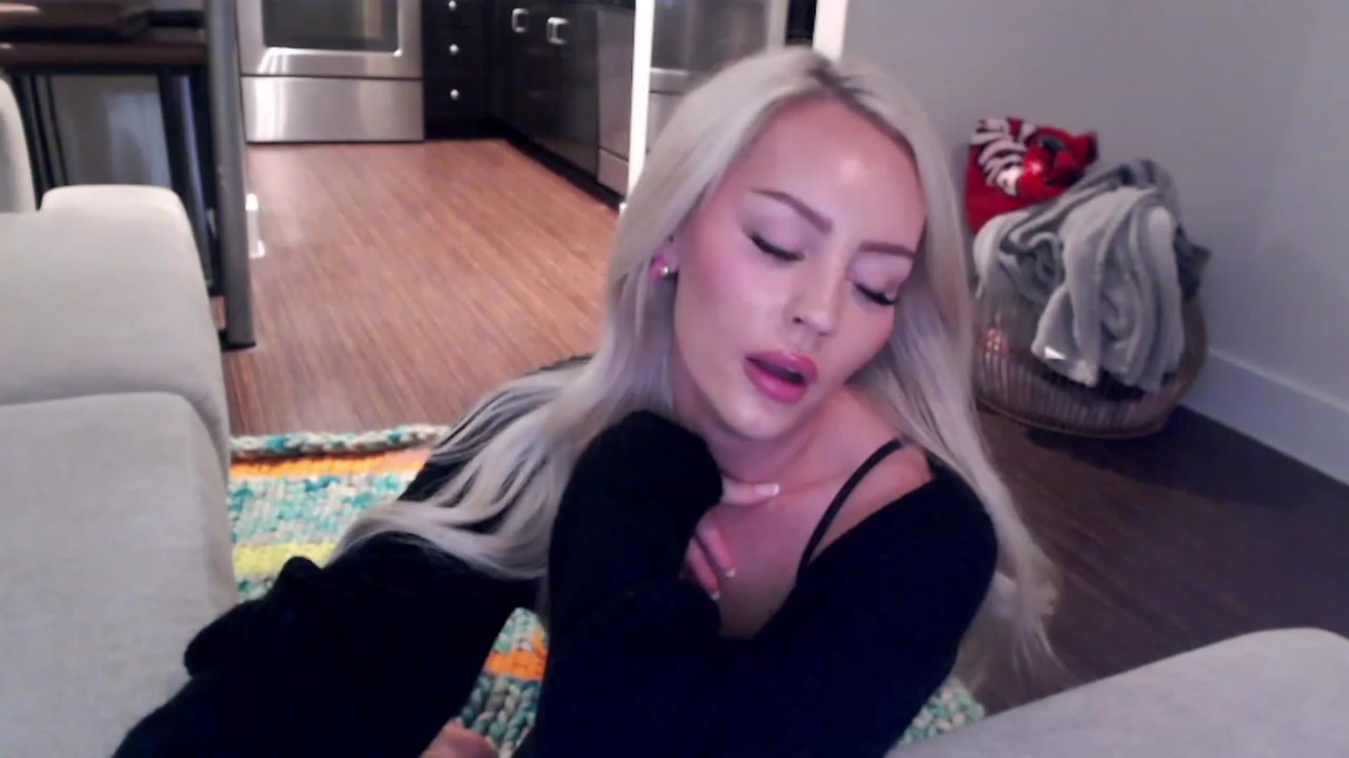Gallery image thumbnail from Officialelsa's myfreecams stream on, 03/31/2023, 06:15 image 12 of 20