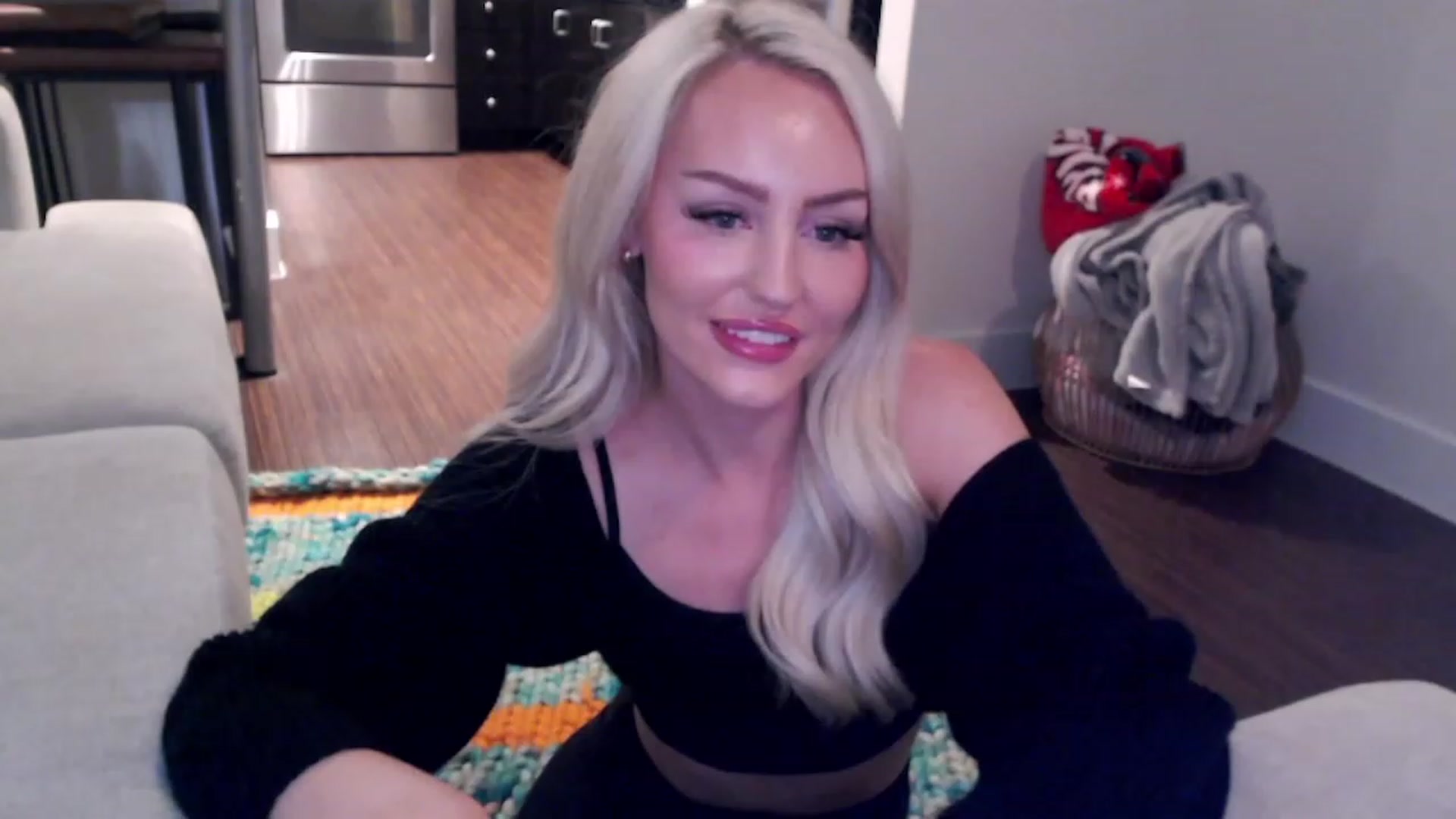 Gallery image thumbnail from Officialelsa's myfreecams stream on, 03/31/2023, 06:15 image 8 of 20