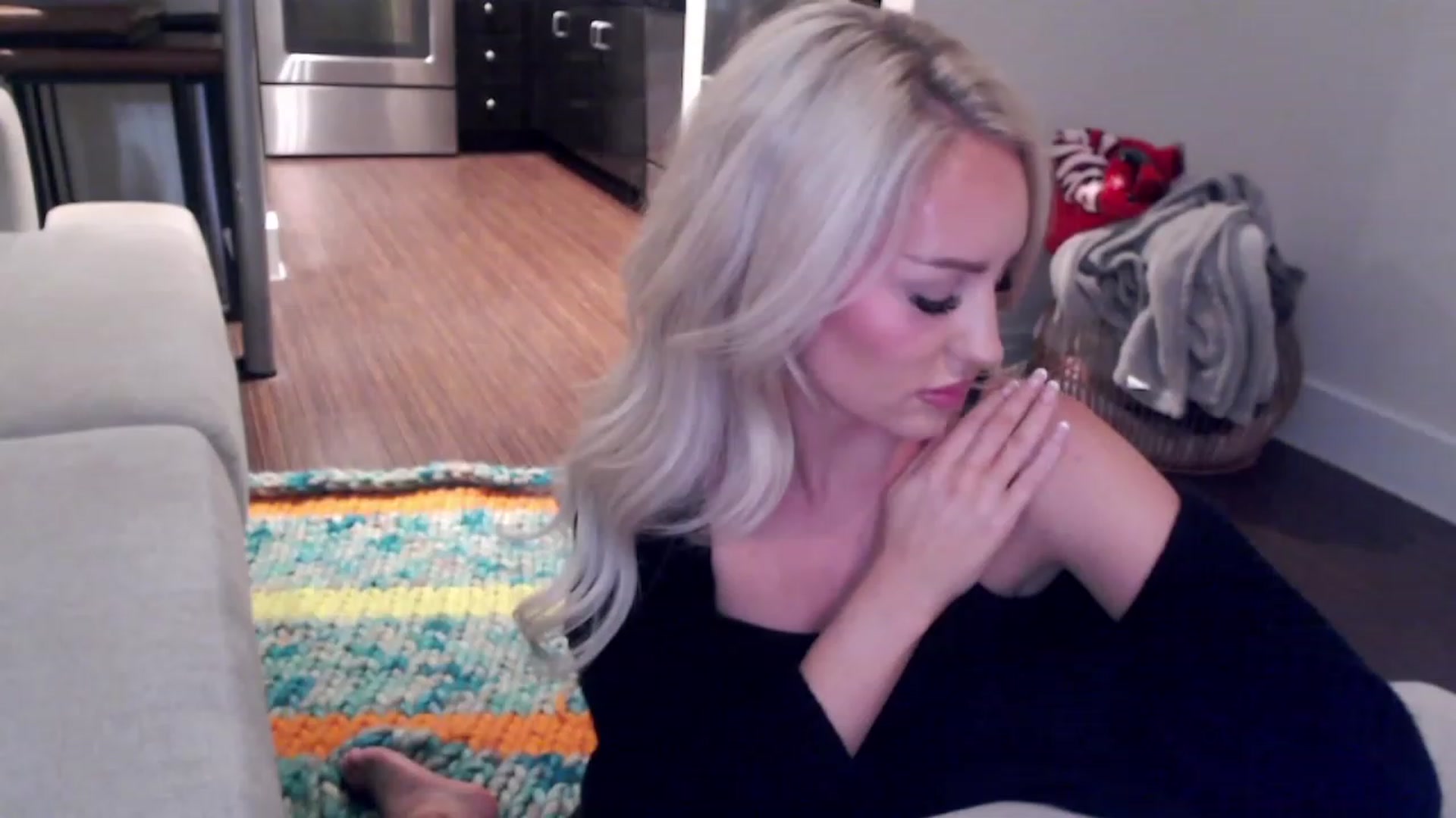 Gallery image thumbnail from Officialelsa's myfreecams stream on, 03/31/2023, 06:15 image 13 of 20