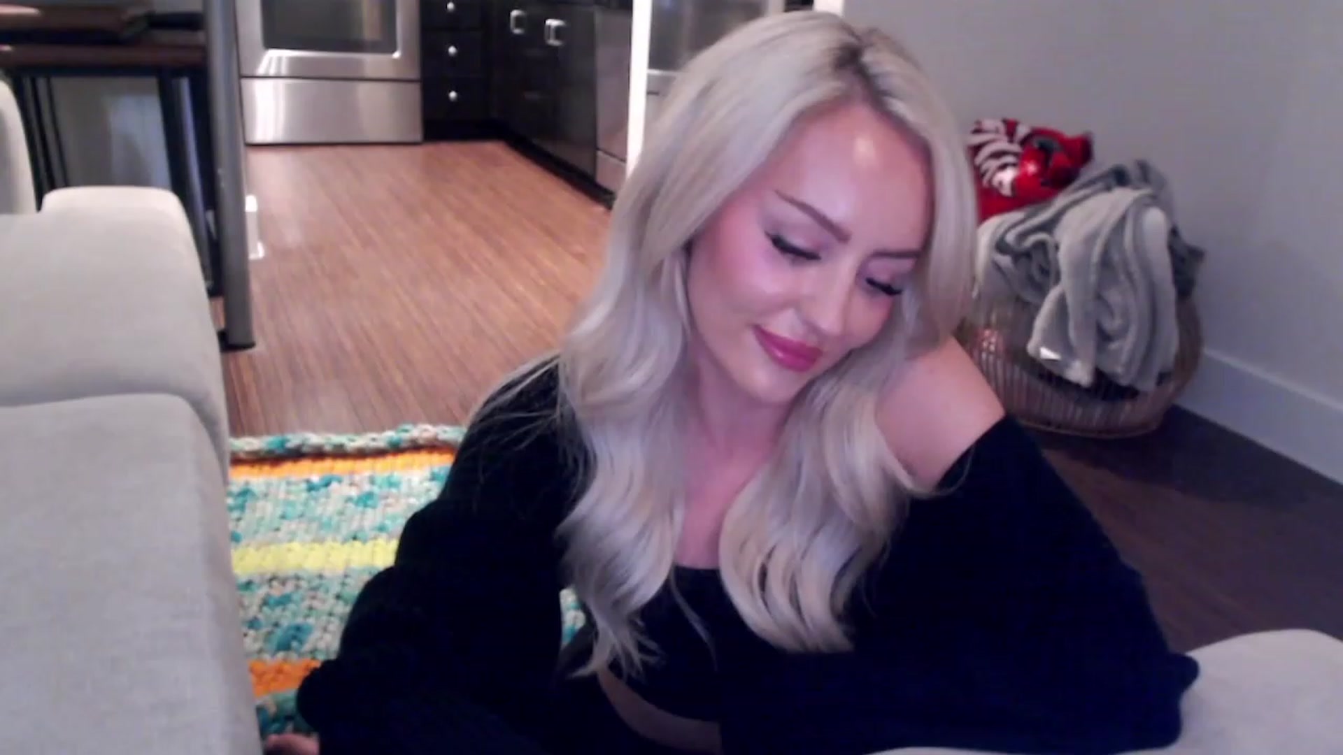 Gallery image thumbnail from Officialelsa's myfreecams stream on, 03/31/2023, 06:15 image 6 of 20