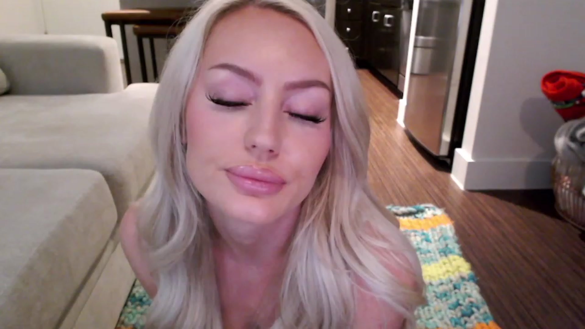 Gallery image thumbnail from Officialelsa's myfreecams stream on, 04/01/2023, 02:44 image 17 of 20