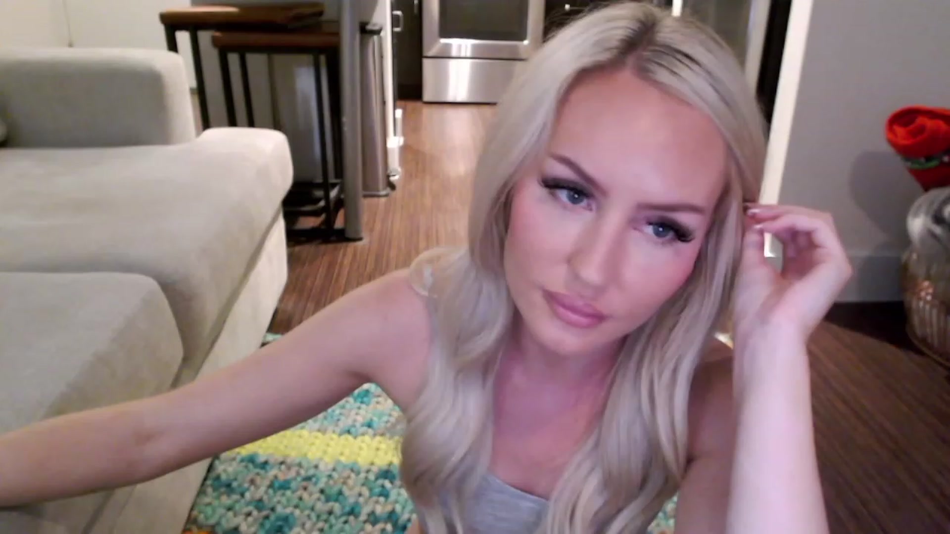 Gallery image thumbnail from Officialelsa's myfreecams stream on, 04/01/2023, 02:44 image 14 of 20