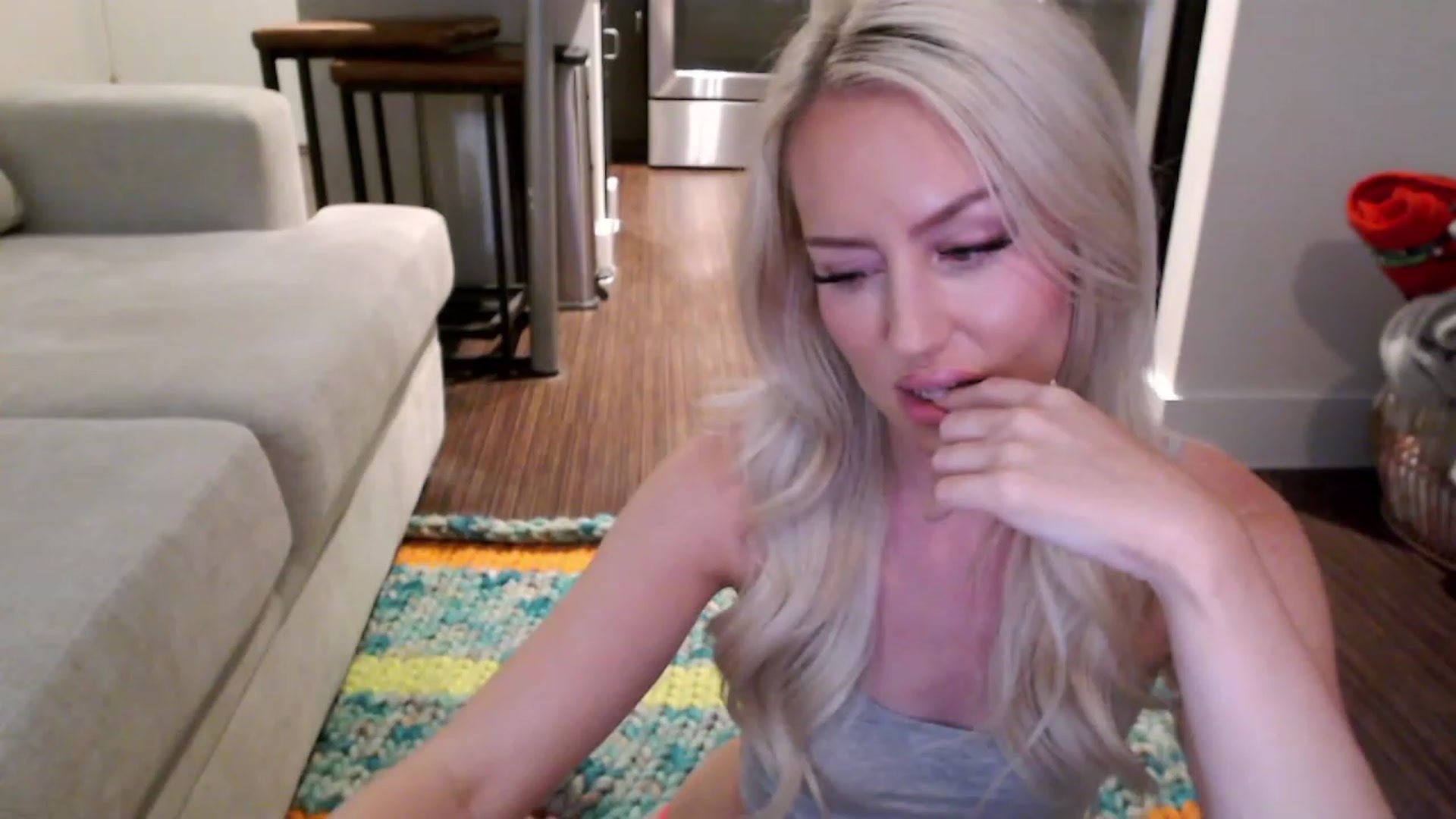 Gallery image thumbnail from Officialelsa's myfreecams stream on, 04/01/2023, 02:44 image 19 of 20