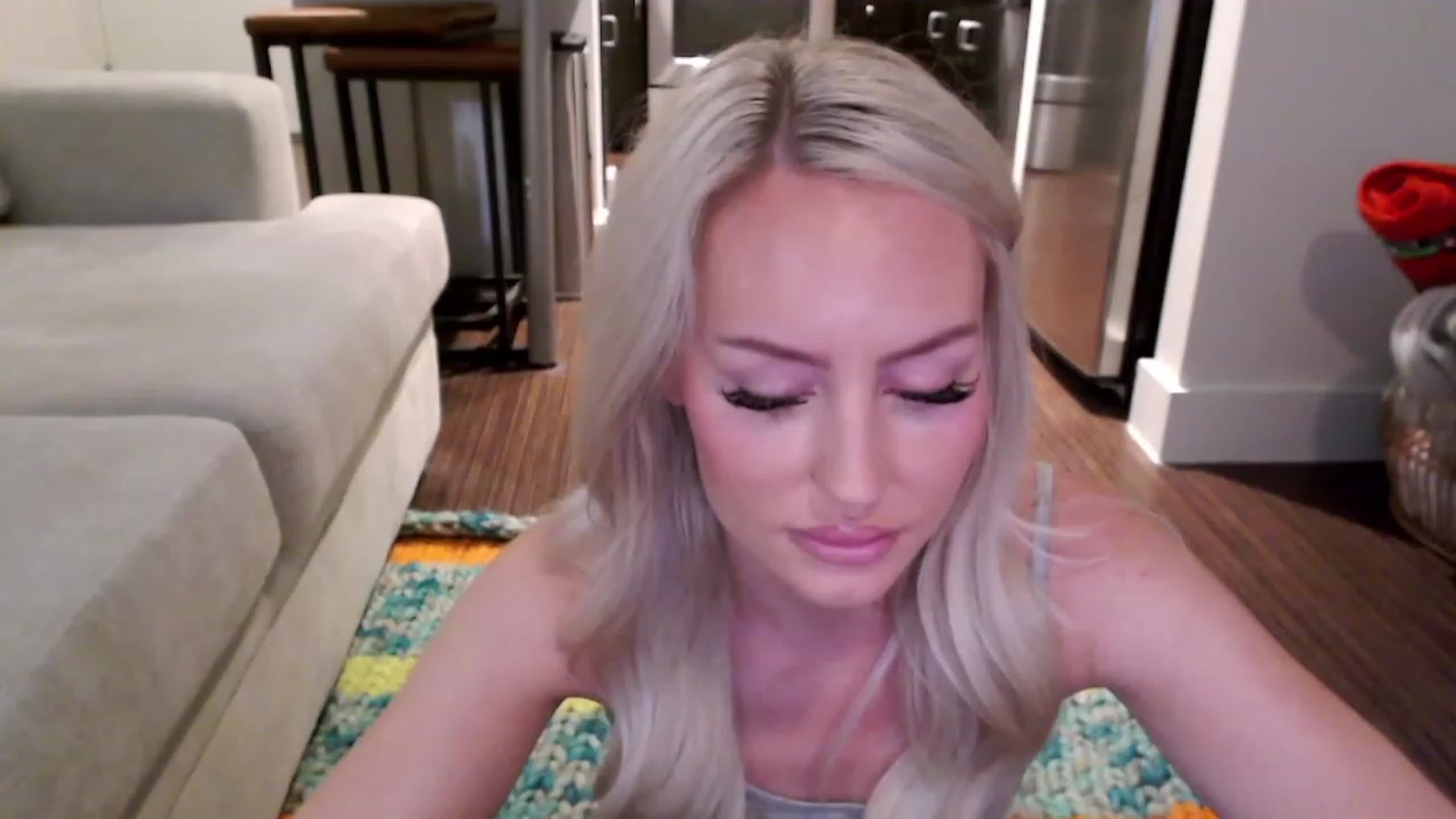 Gallery image thumbnail from Officialelsa's myfreecams stream on, 04/01/2023, 02:44 image 11 of 20