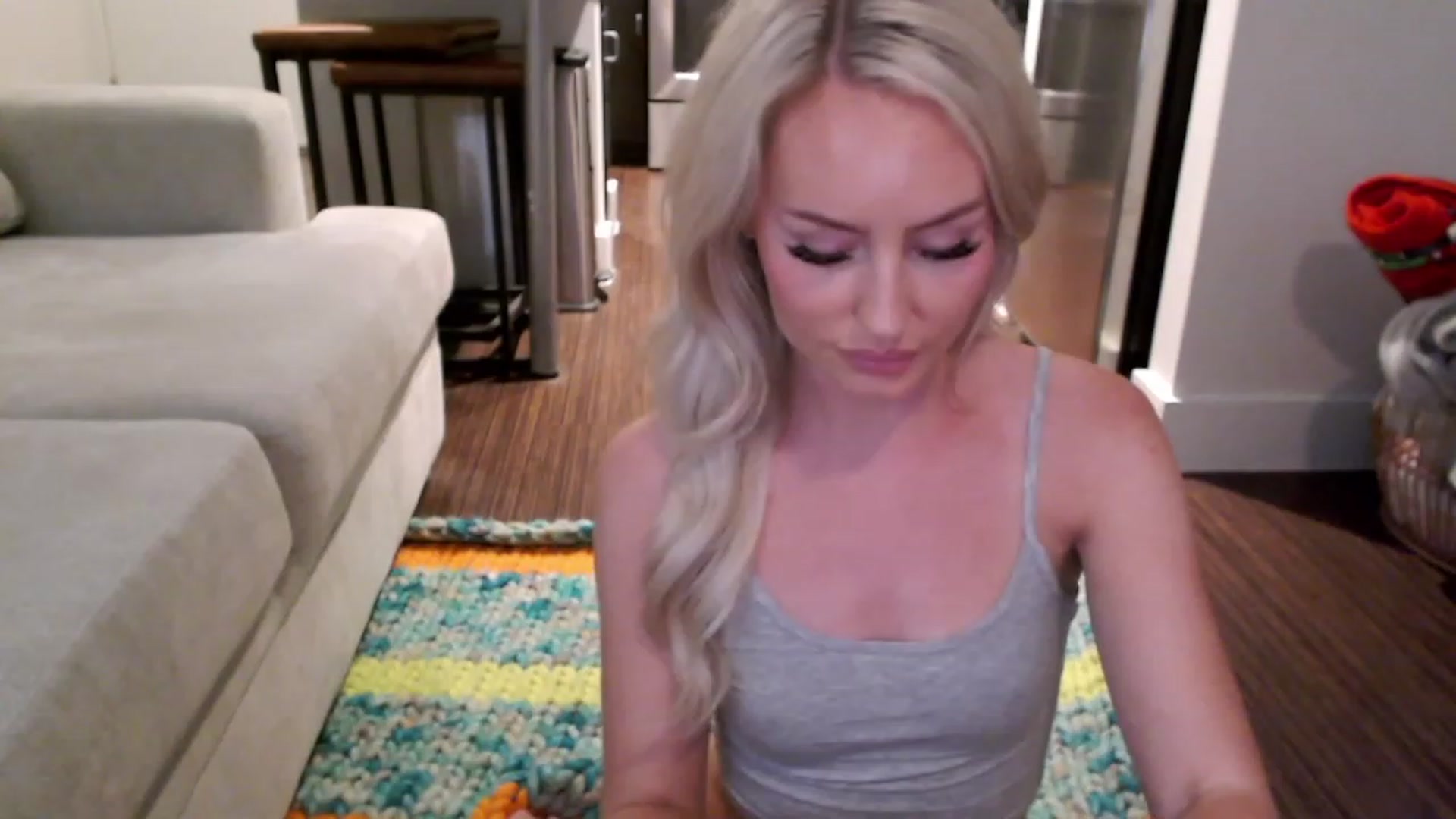 Gallery image thumbnail from Officialelsa's myfreecams stream on, 04/01/2023, 02:44 image 18 of 20