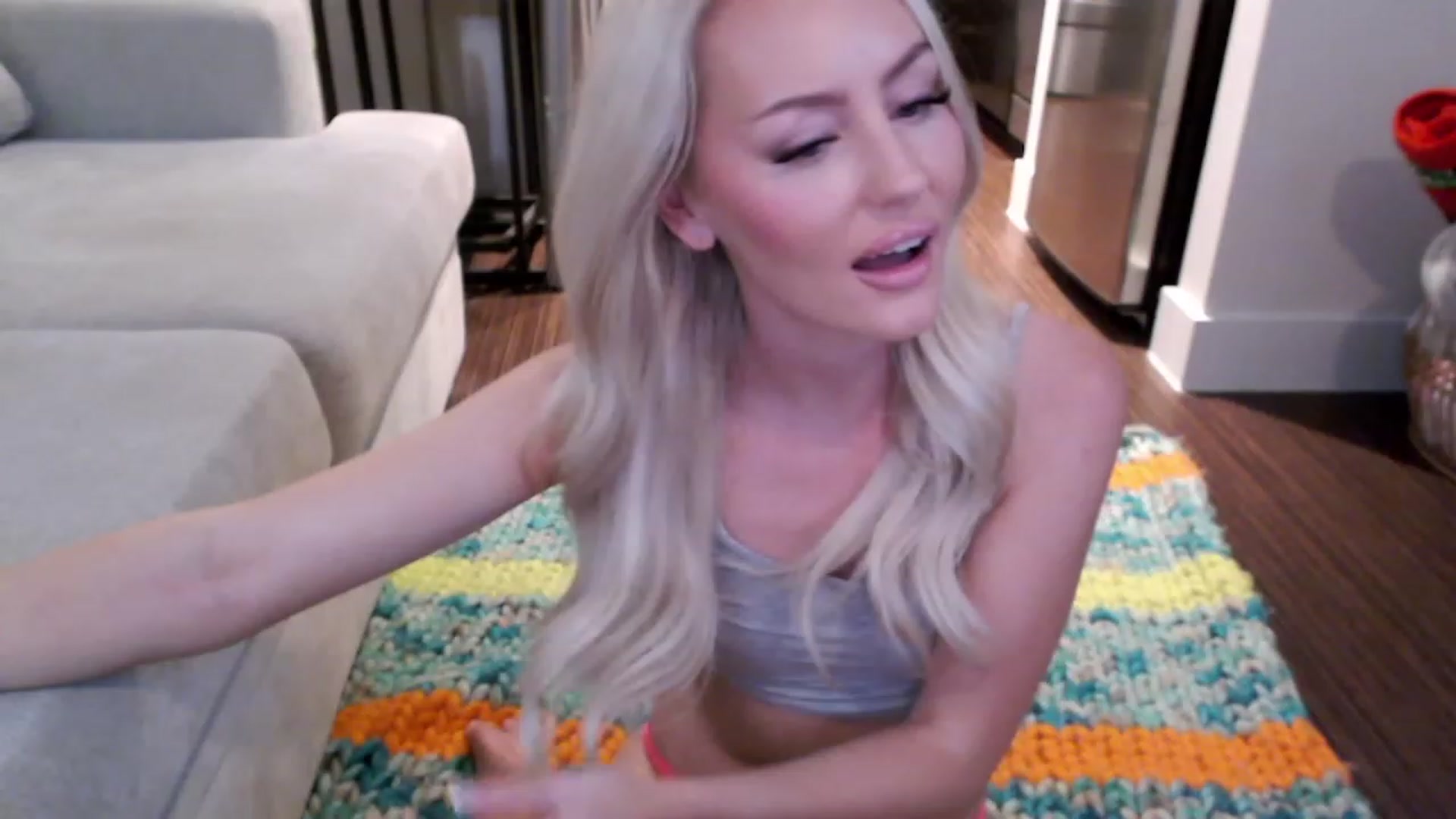 Gallery image thumbnail from Officialelsa's myfreecams stream on, 04/01/2023, 02:44 image 2 of 20