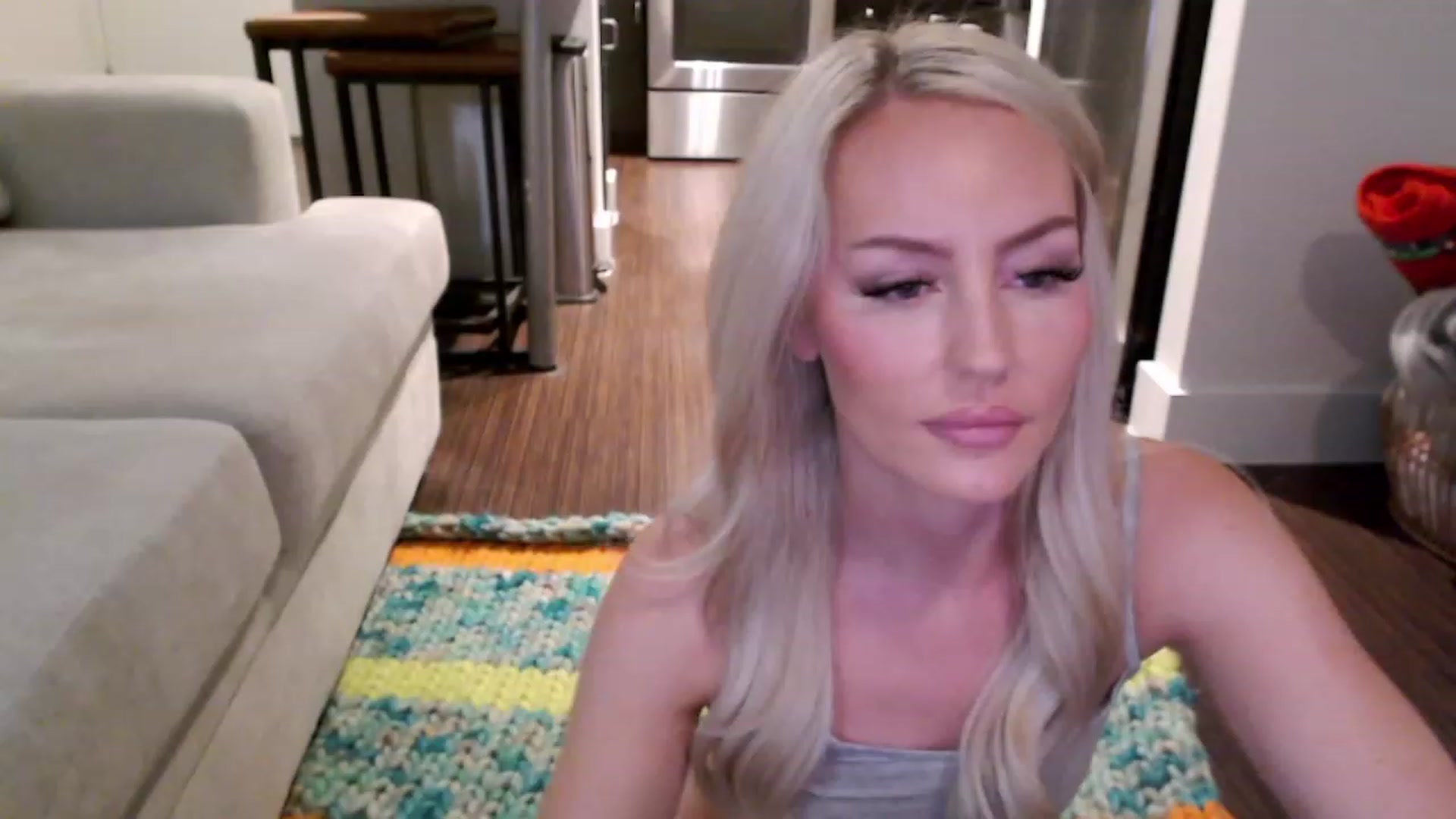Gallery image thumbnail from Officialelsa's myfreecams stream on, 04/01/2023, 02:44 image 12 of 20