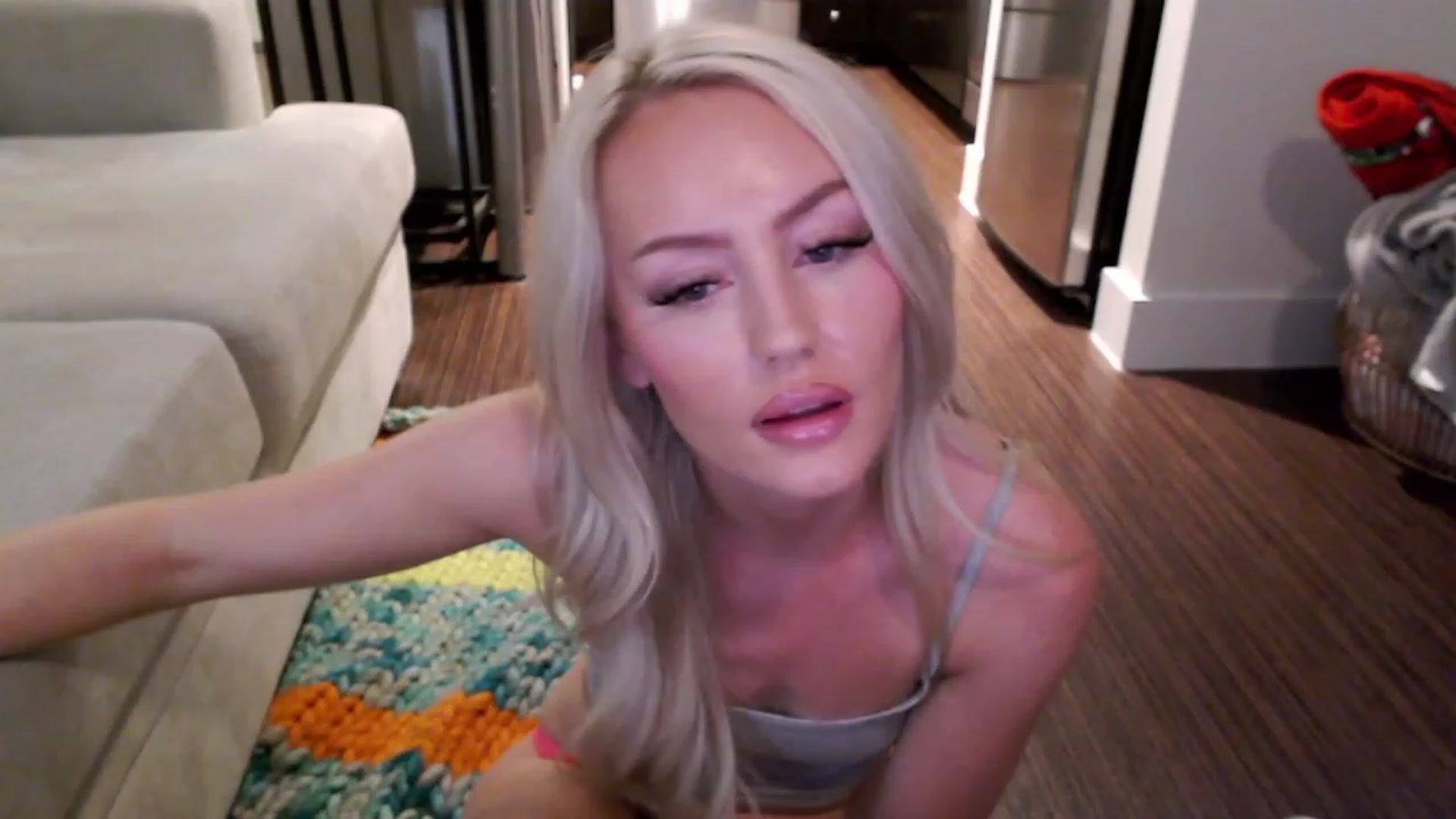 Gallery image thumbnail from Officialelsa's myfreecams stream on, 04/01/2023, 04:49 image 16 of 20