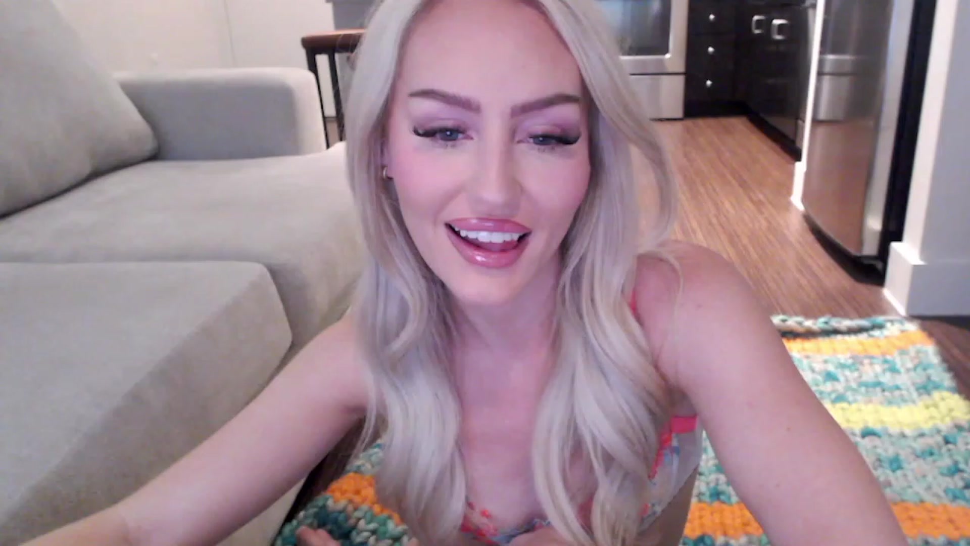 Gallery image thumbnail from Officialelsa's myfreecams stream on, 04/02/2023, 22:54 image 5 of 20