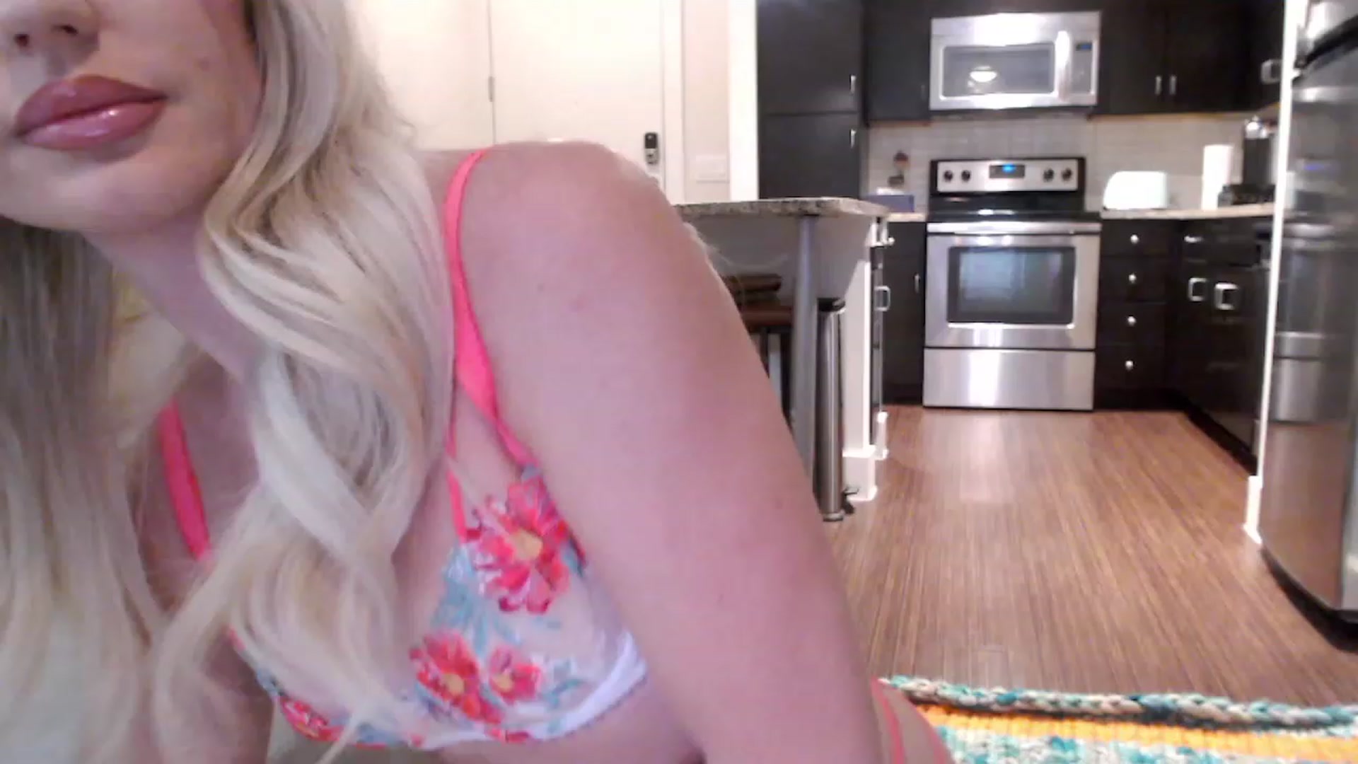 Gallery image thumbnail from Officialelsa's myfreecams stream on, 04/02/2023, 22:54 image 12 of 20