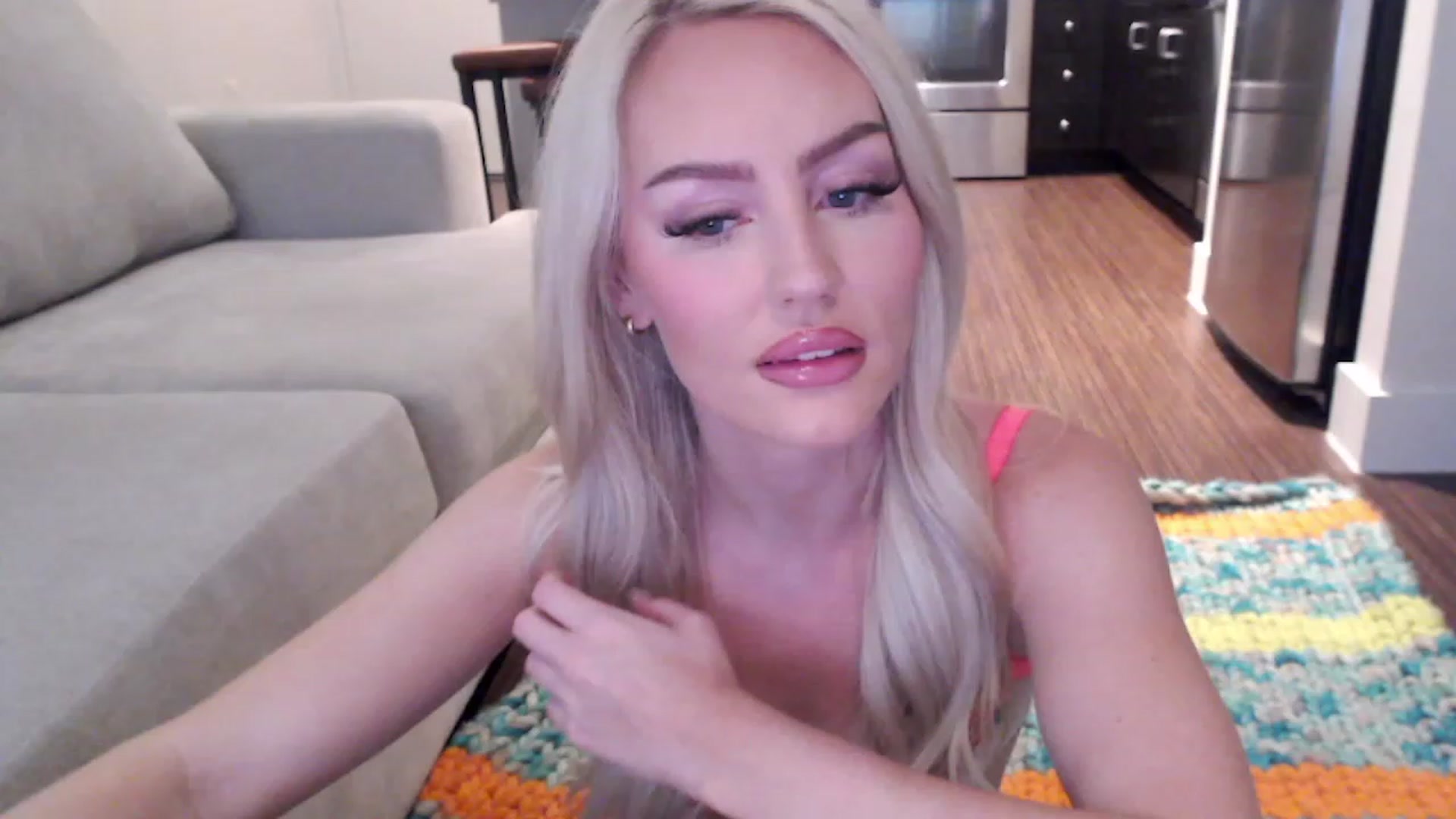 Gallery image thumbnail from Officialelsa's myfreecams stream on, 04/02/2023, 22:54 image 10 of 20