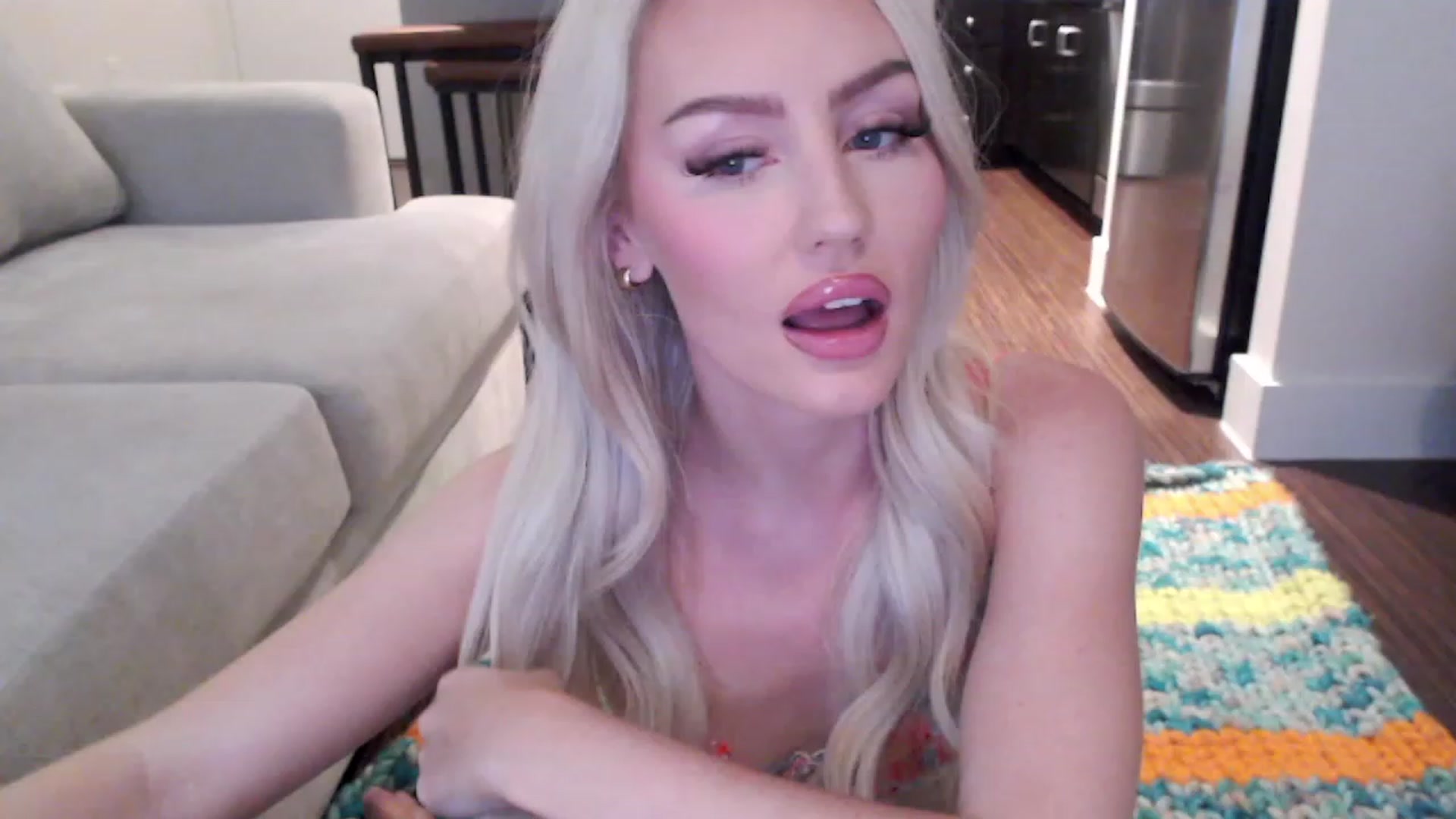 Gallery image thumbnail from Officialelsa's myfreecams stream on, 04/02/2023, 22:54 image 4 of 20