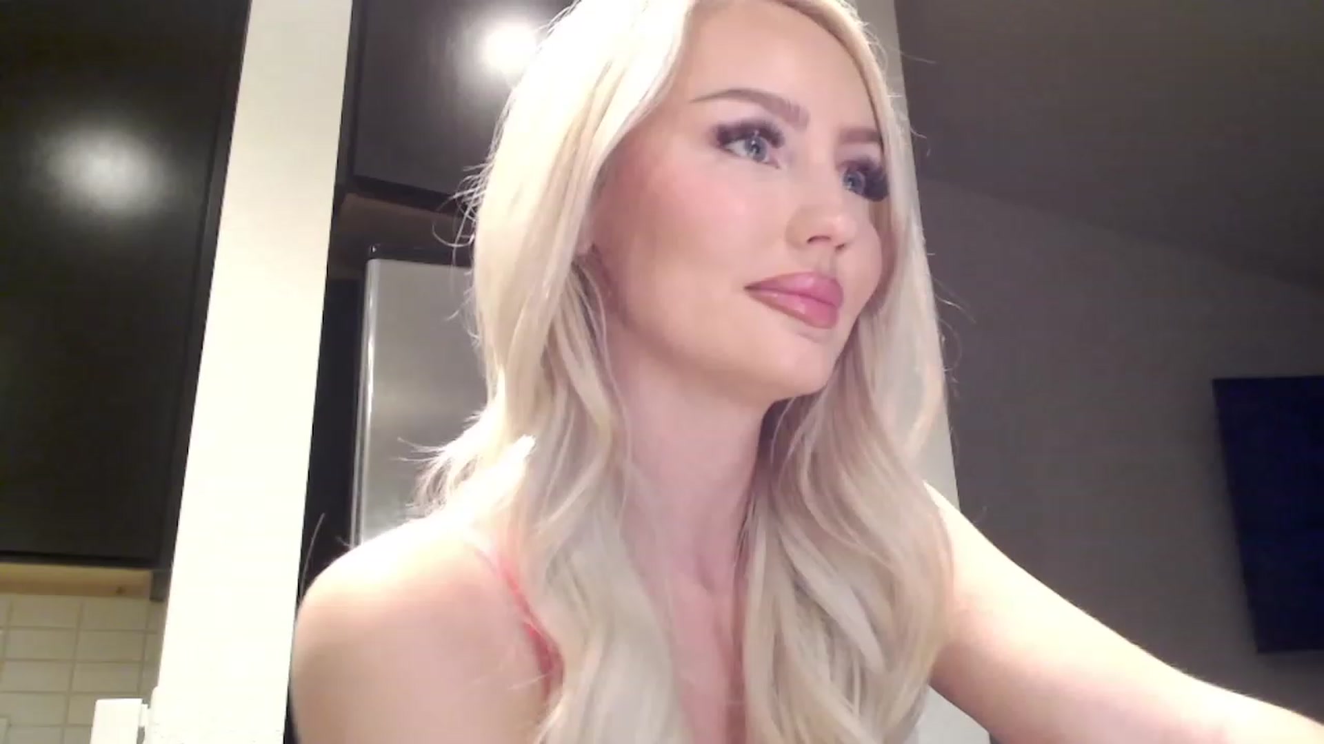 Gallery image thumbnail from Officialelsa's myfreecams stream on, 04/03/2023, 02:53 image 13 of 20