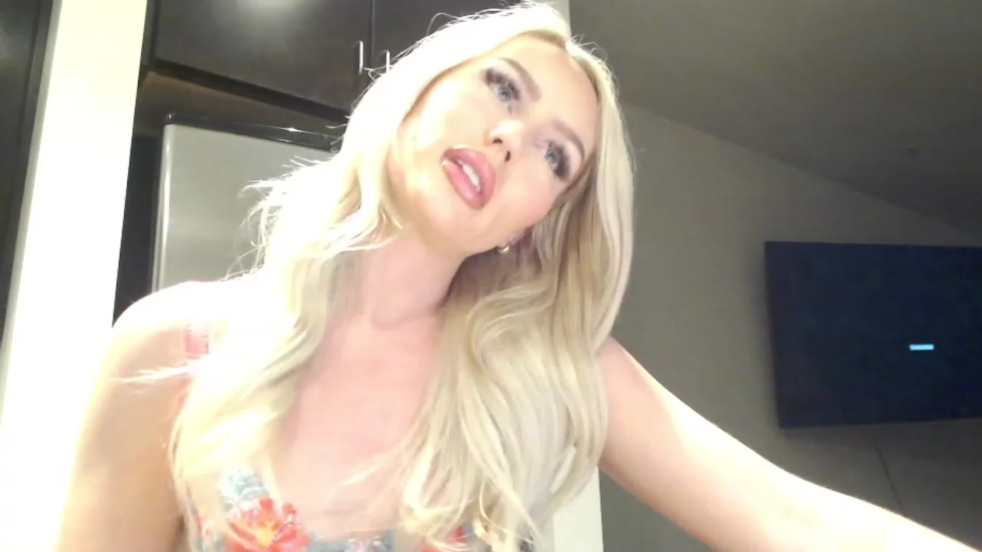 Gallery image thumbnail from Officialelsa's myfreecams stream on, 04/03/2023, 02:53 image 2 of 20