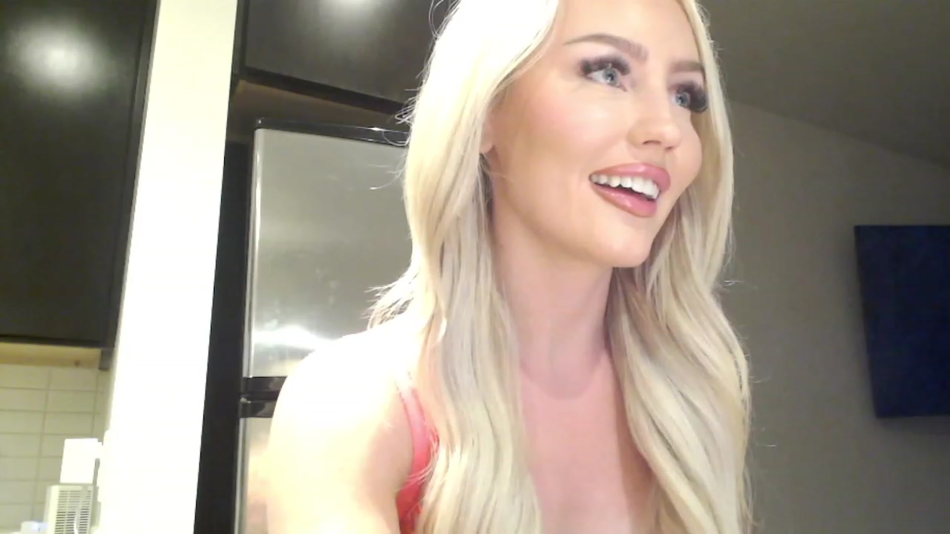 Gallery image thumbnail from Officialelsa's myfreecams stream on, 04/03/2023, 02:53 image 8 of 20
