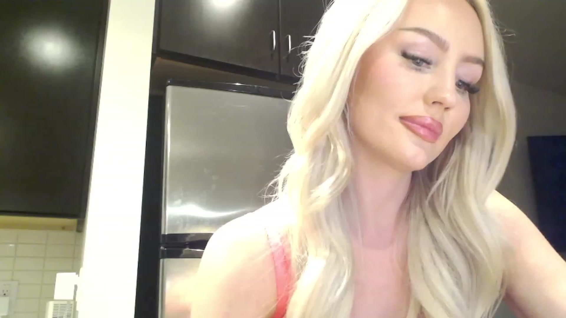 Gallery image thumbnail from Officialelsa's myfreecams stream on, 04/03/2023, 02:53 image 17 of 20
