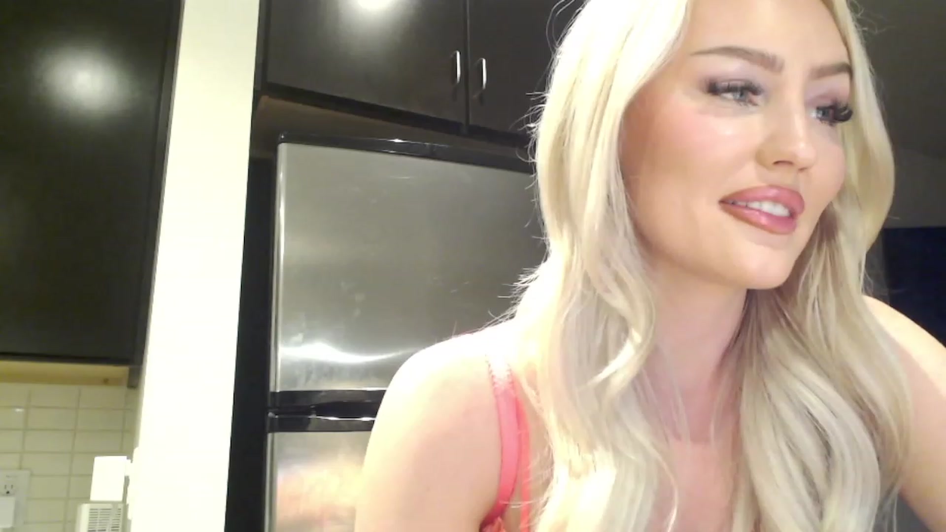 Gallery image thumbnail from Officialelsa's myfreecams stream on, 04/03/2023, 02:53 image 16 of 20