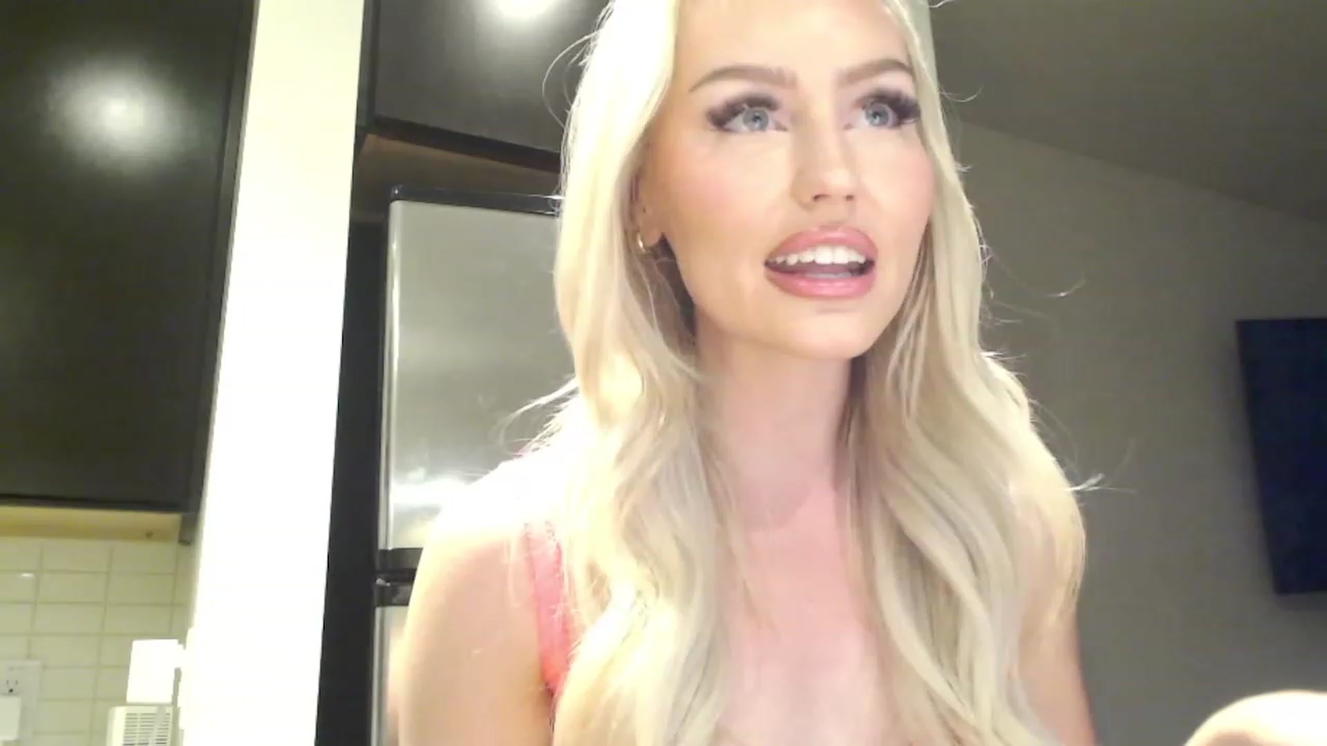 Gallery image thumbnail from Officialelsa's myfreecams stream on, 04/03/2023, 02:53 image 19 of 20