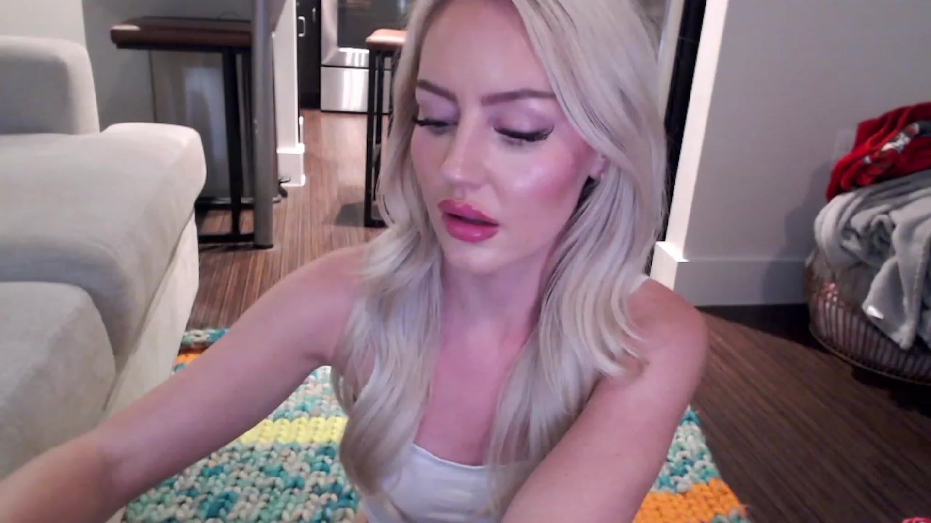 Gallery image thumbnail from Officialelsa's myfreecams stream on, 04/03/2023, 07:37 image 5 of 20