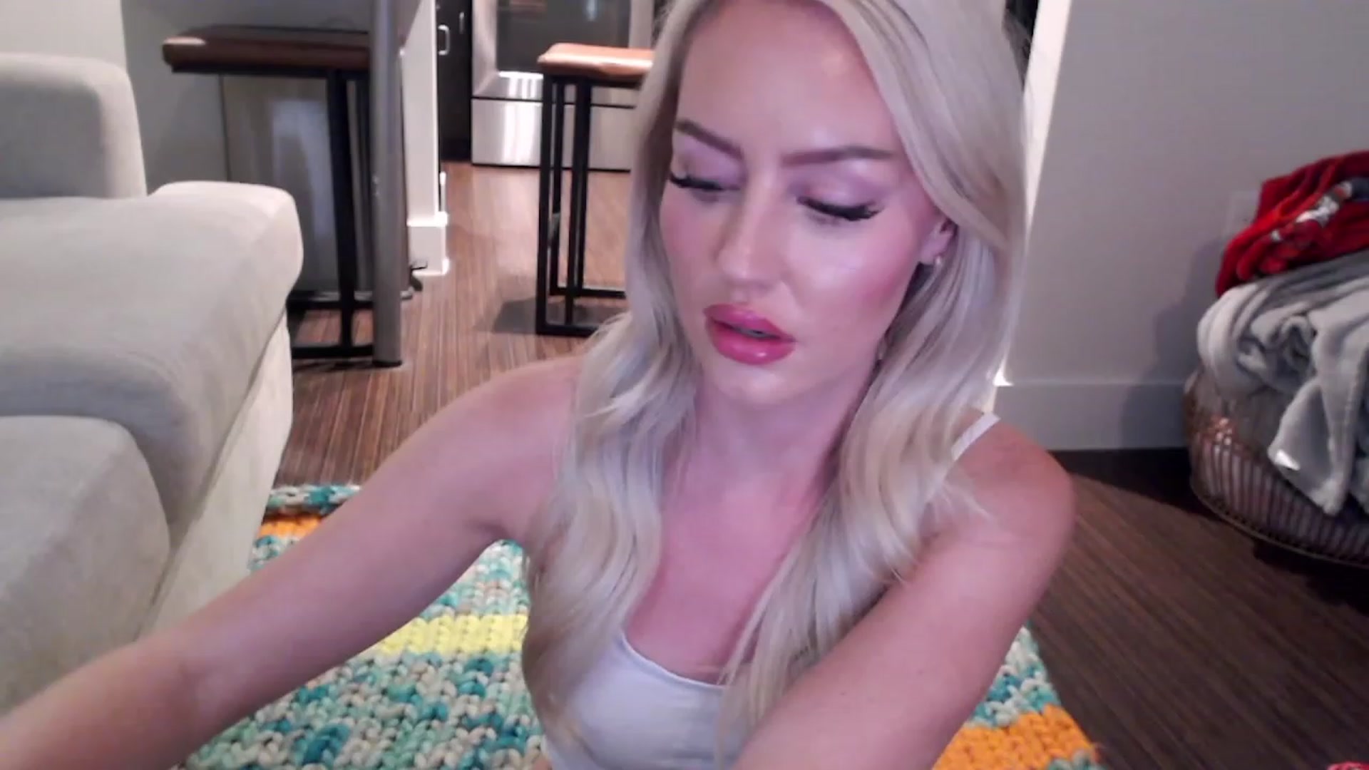 Gallery image thumbnail from Officialelsa's myfreecams stream on, 04/03/2023, 07:37 image 8 of 20
